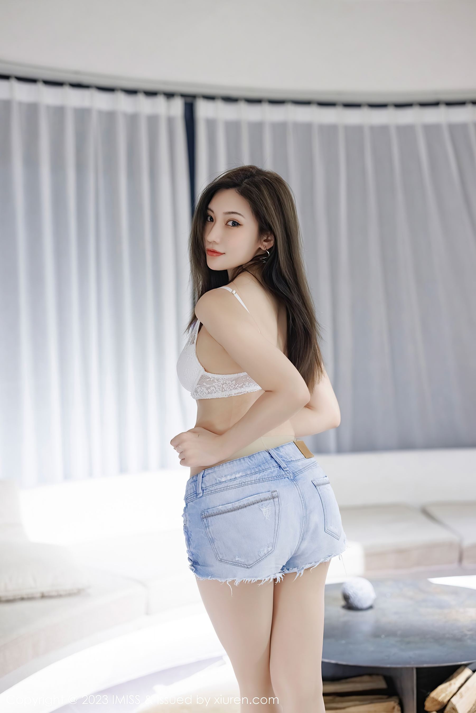 爱蜜社 VOL.727 小狐狸Kathryn 超短裤美腿