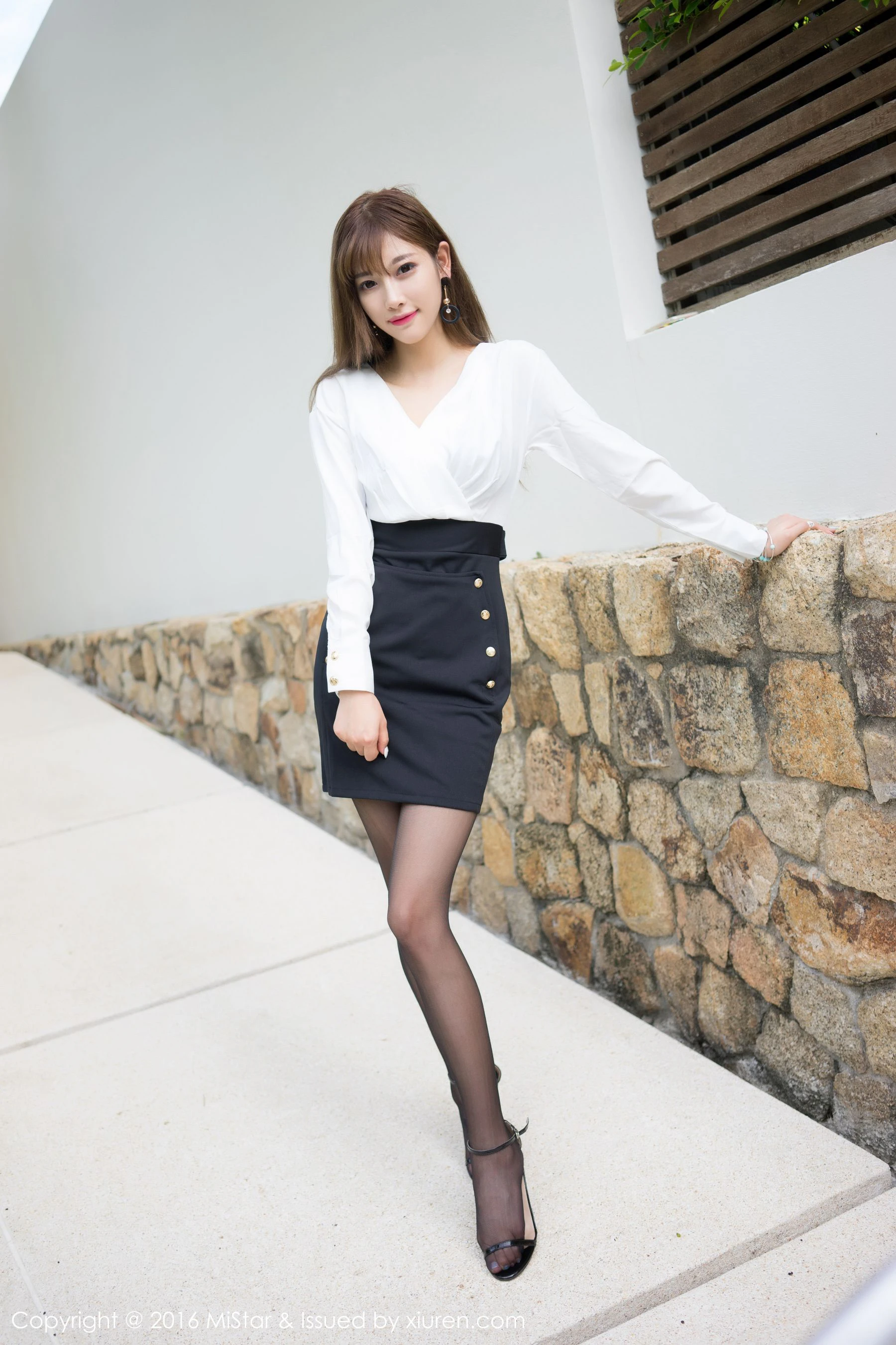 sugar小甜心CC《街拍OL+丝袜撕扯+性感比基尼》 魅妍社 Vol.142