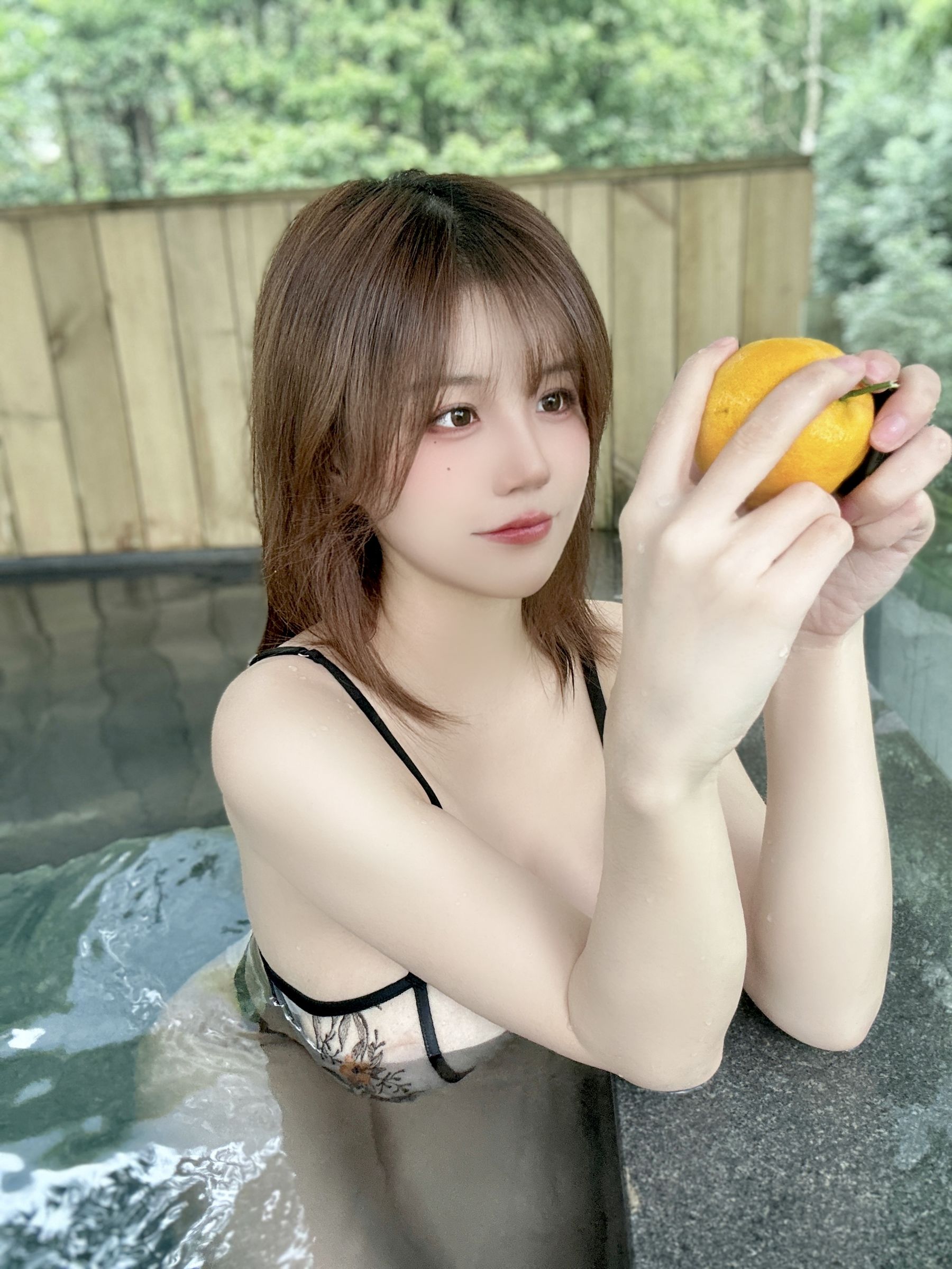 动漫博主小仓千代w 2022-12-08 露天温泉和橘子 [16P]