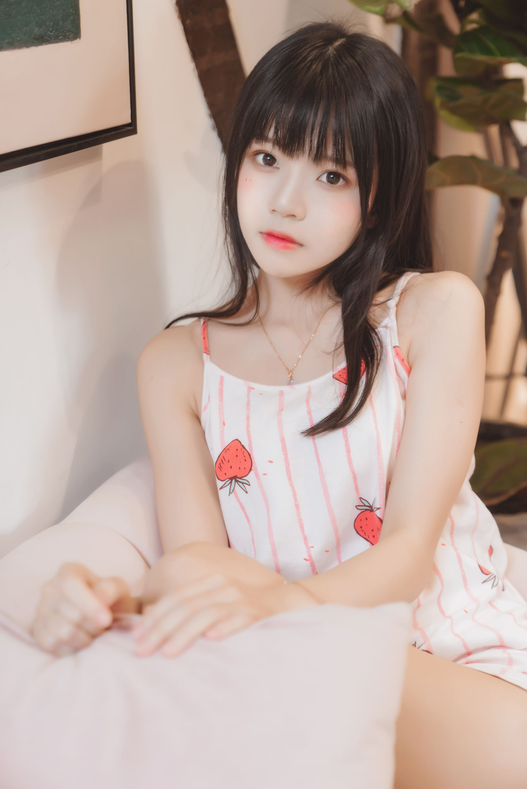 桜桃喵 – 甜甜之唇边小草莓 [13P]