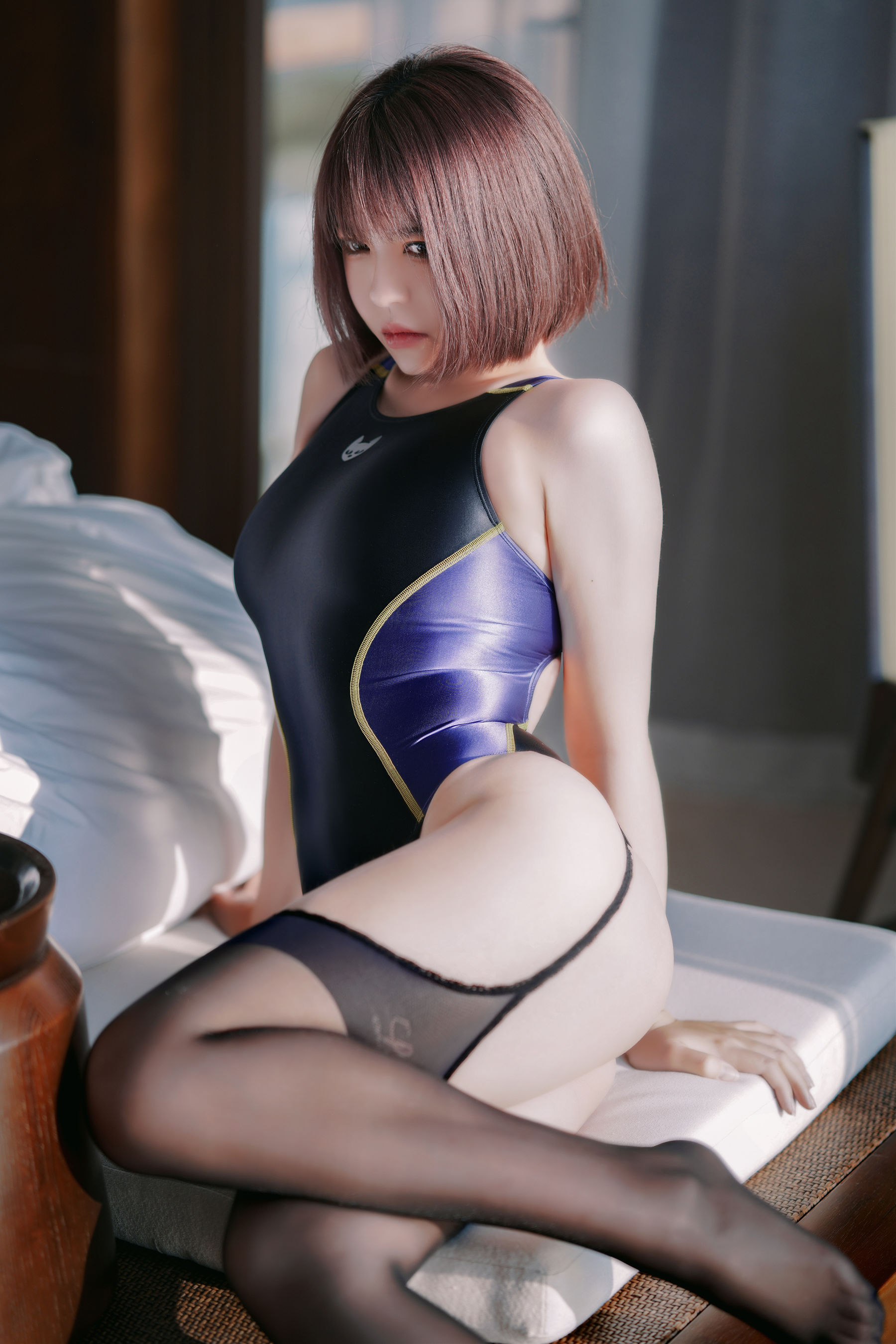 半半子 – 競泳水着を着た彼女 [35P]