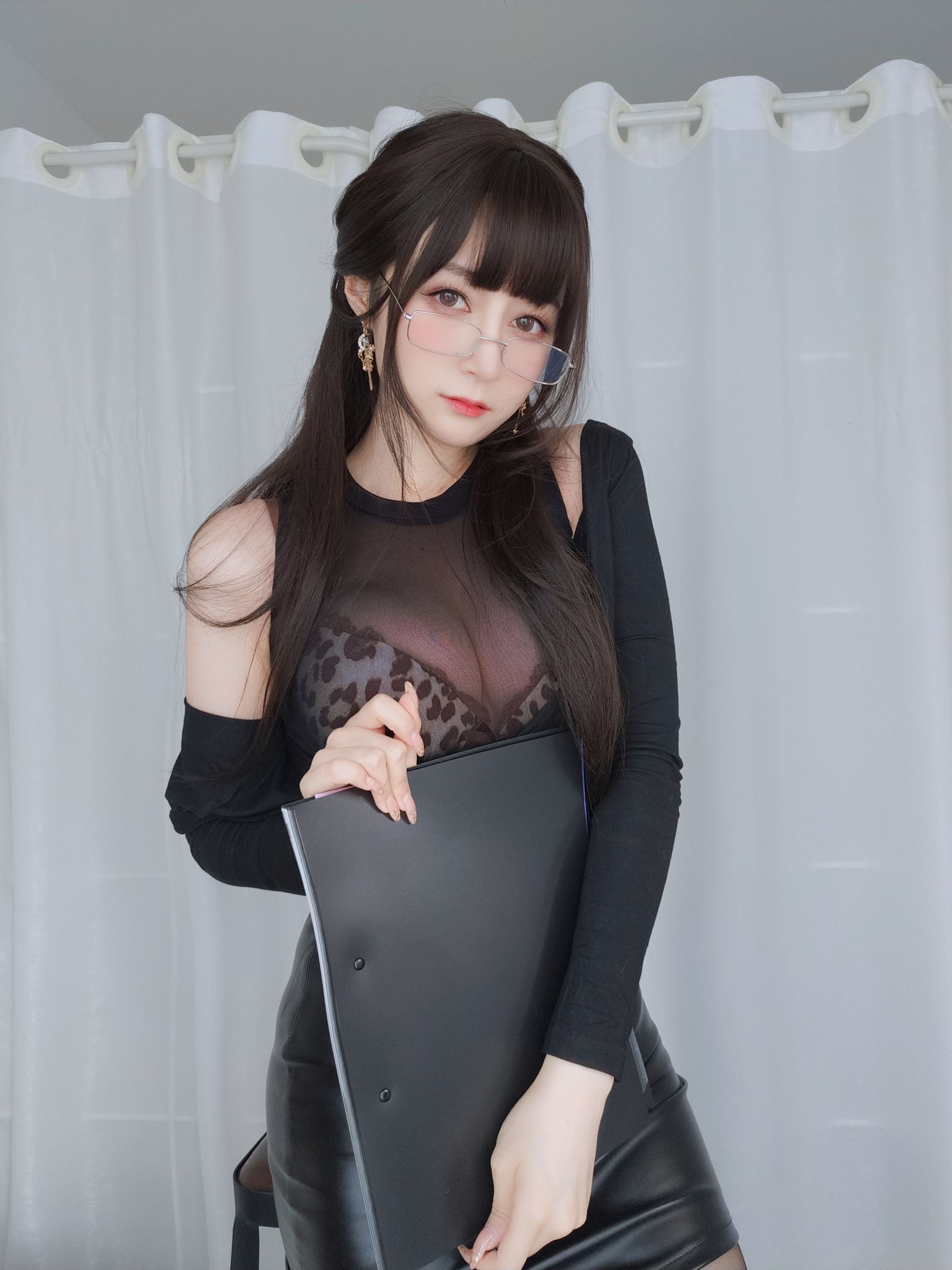 Coser小姐姐白银 – 黒糸女上司の秘密 [46P]