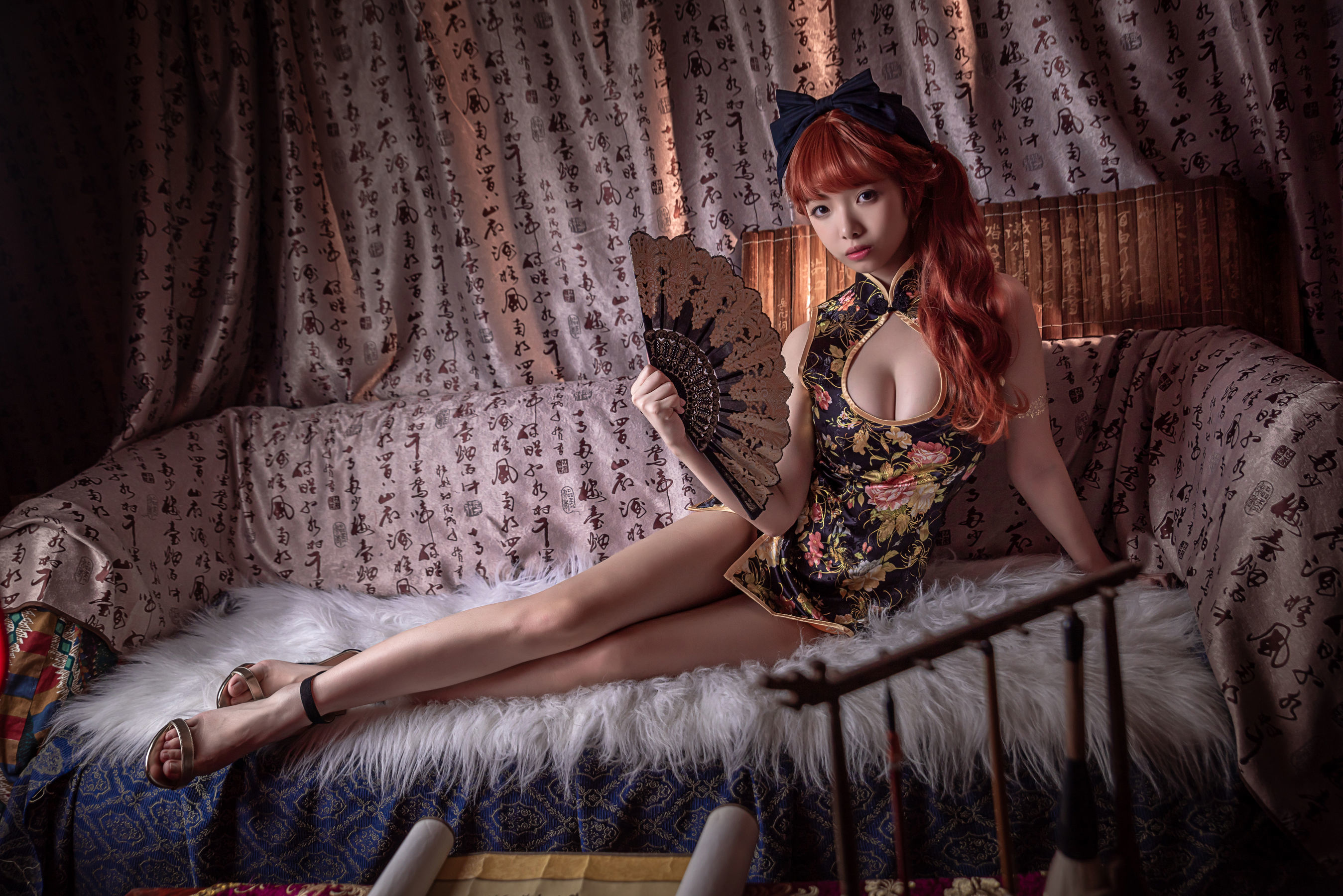 [萝莉COS] 雯妹 – 低胸裸足 [15P]