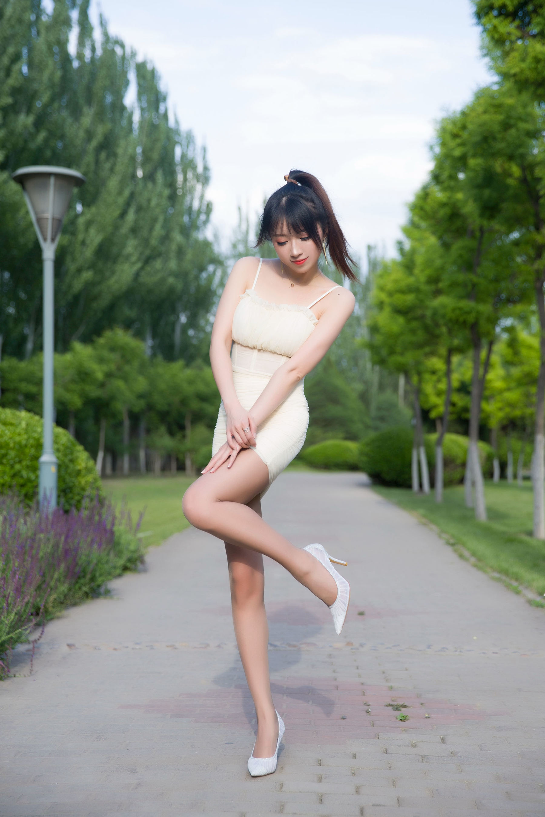 斗鱼主播小女巫露娜 – 户外小米裙 [79P]