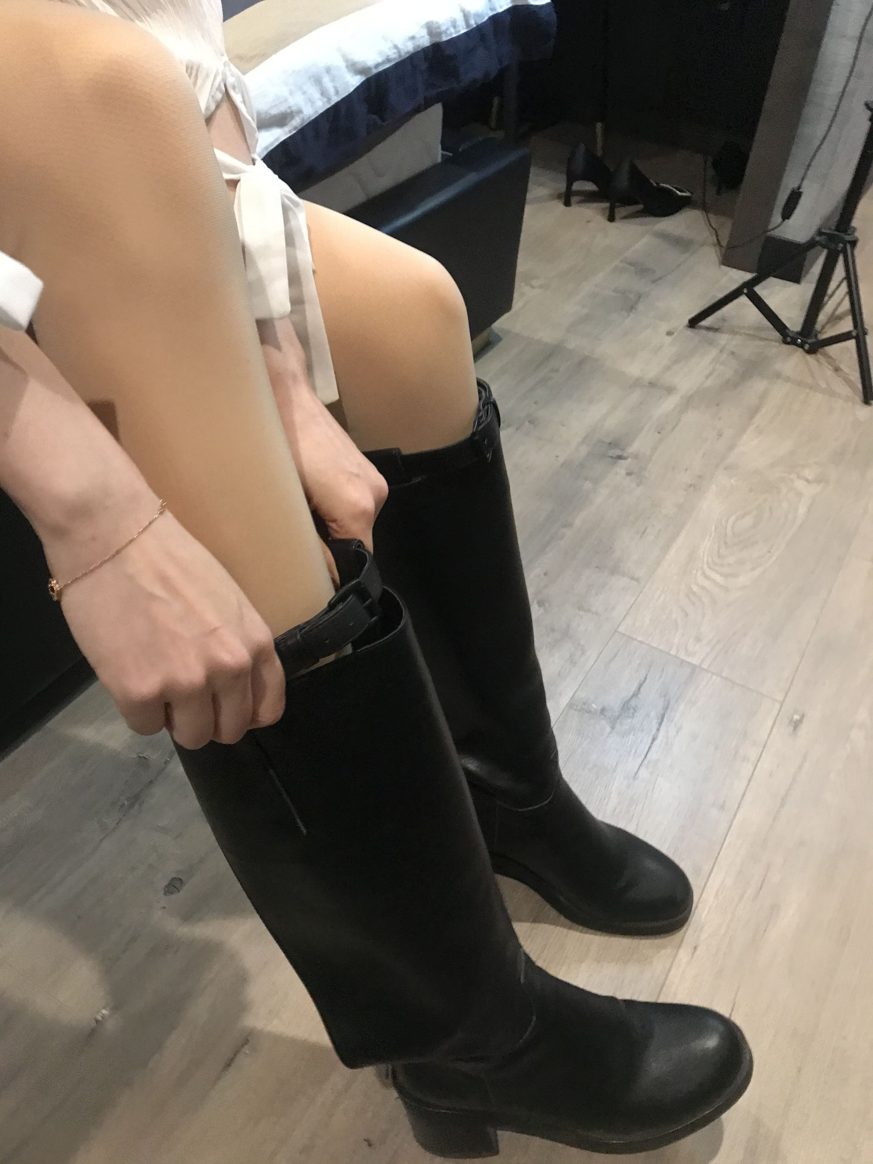 丝足博主麋鹿_Monroe 2020.03.02 皮裙肉丝 [40P]