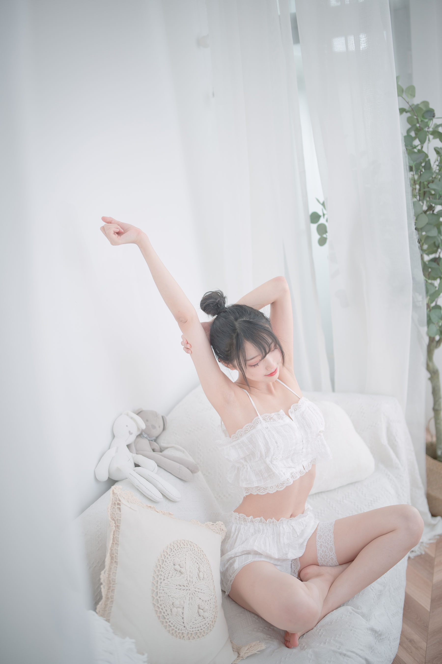 周叽是可爱兔兔 – 白色睡衣 [20P]