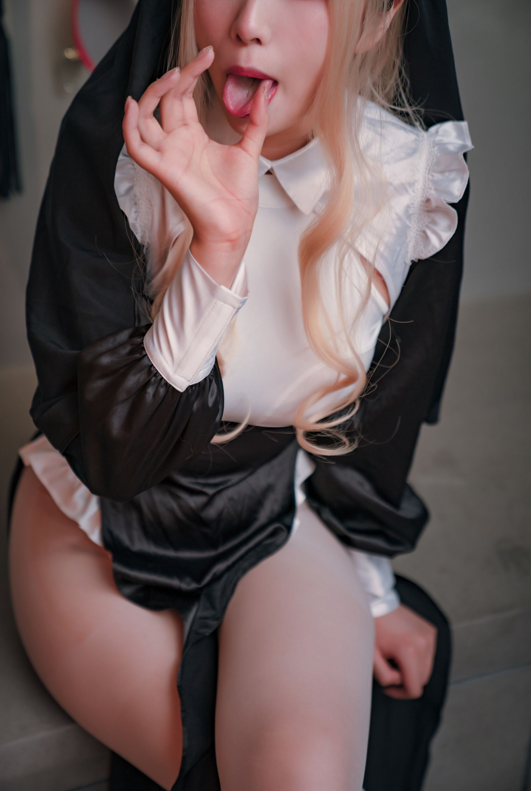 轩萧学姐 – 修女 [49P]