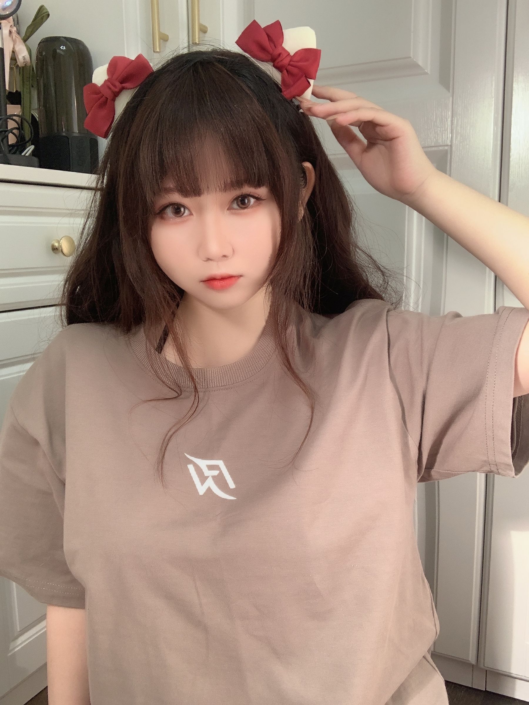 蜜桃少女是依酱呀 – T恤底下 [31P]