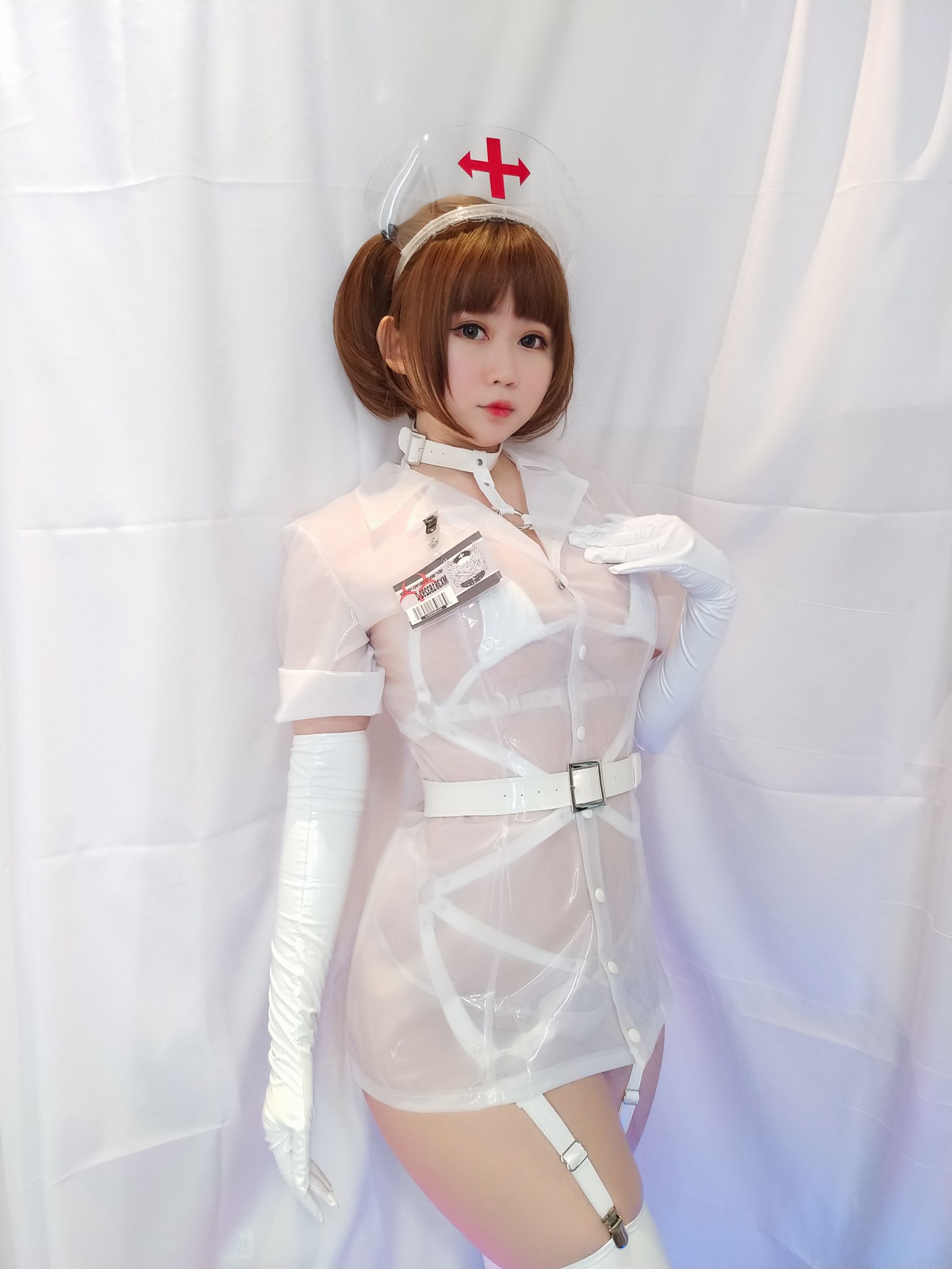 [Cosplay写真] 蜜桃少女是依酱呀 – 专属护士 [38P]