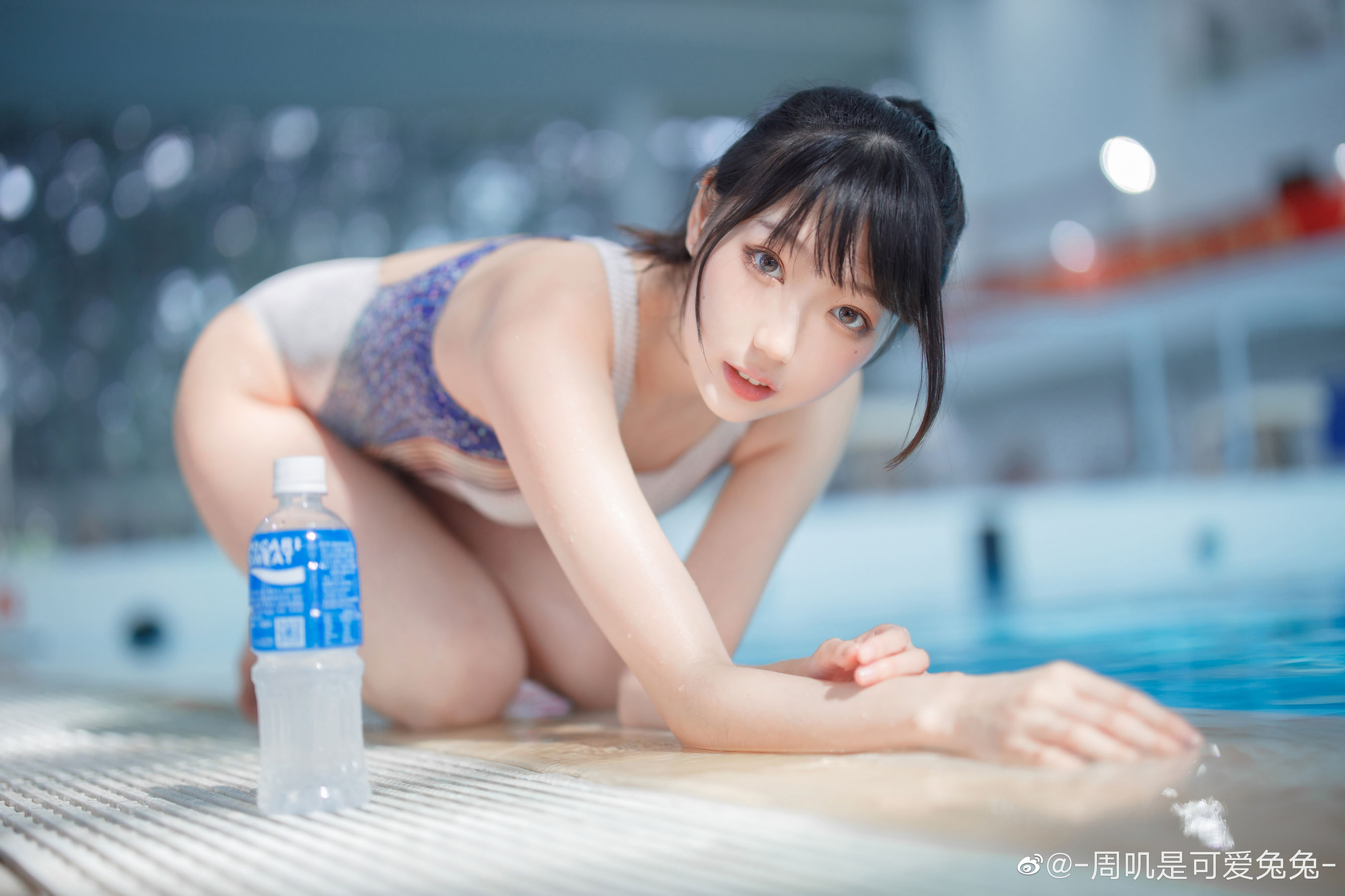 周叽是可爱兔兔 – 泳装 [24P]