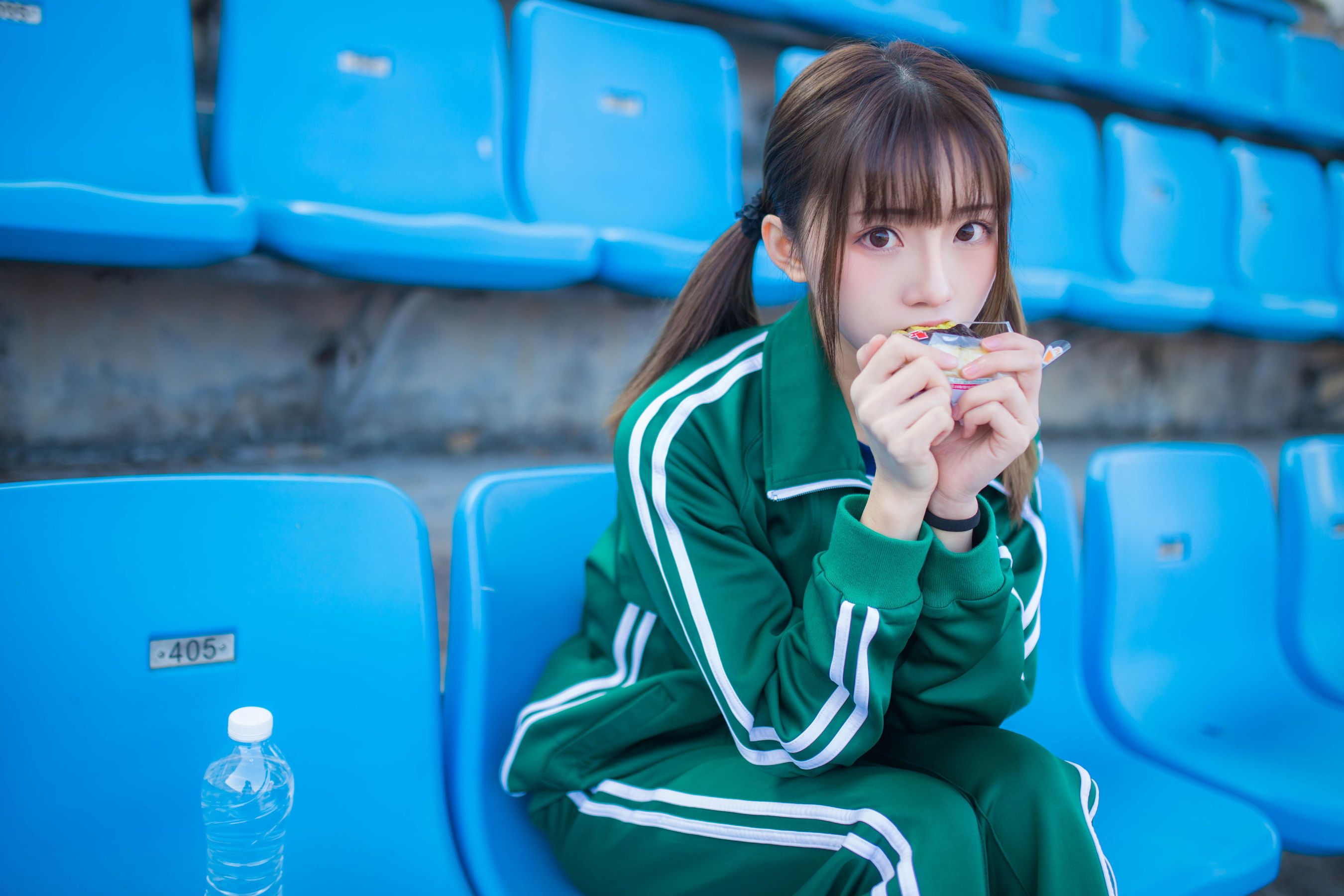 动漫博主Kitaro_绮太郎 绿色运动服女孩 [18P]