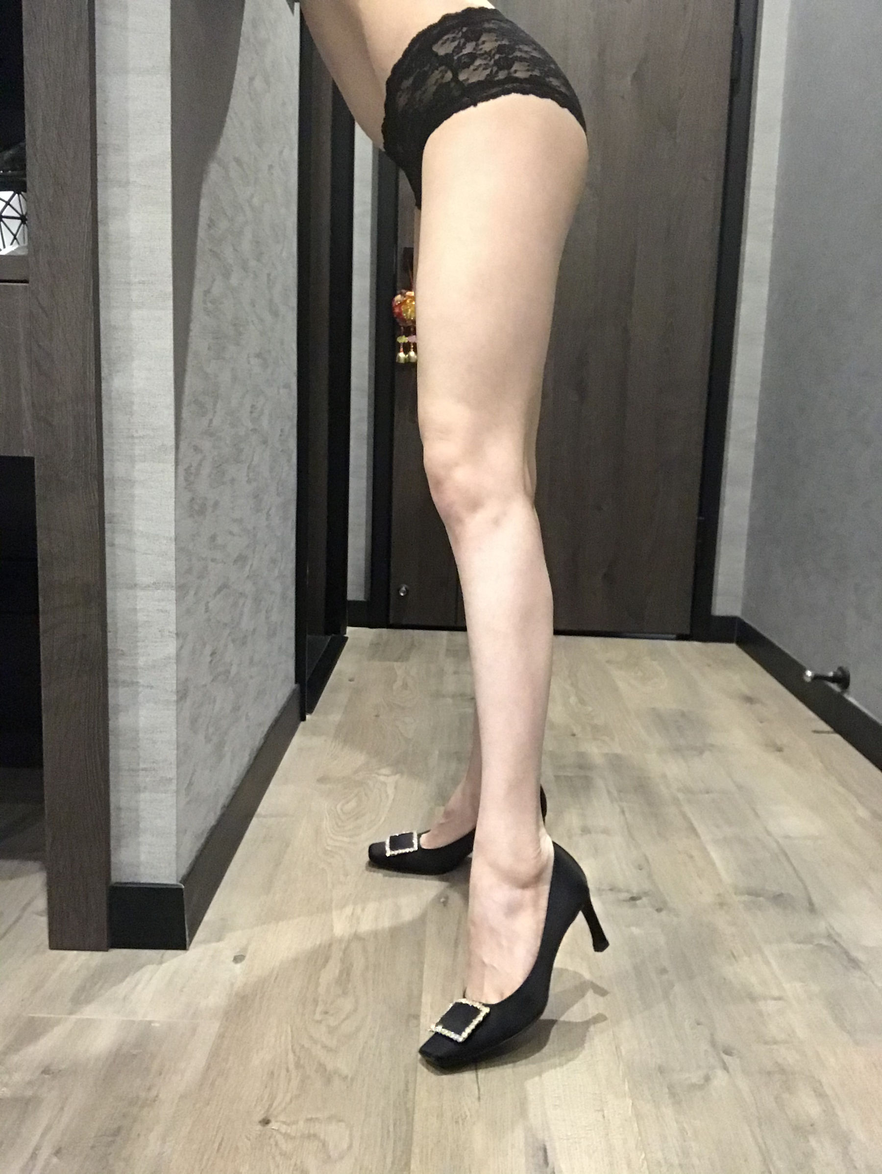 丝足博主麋鹿_Monroe 2020.04.25 裸足长腿 [32P]