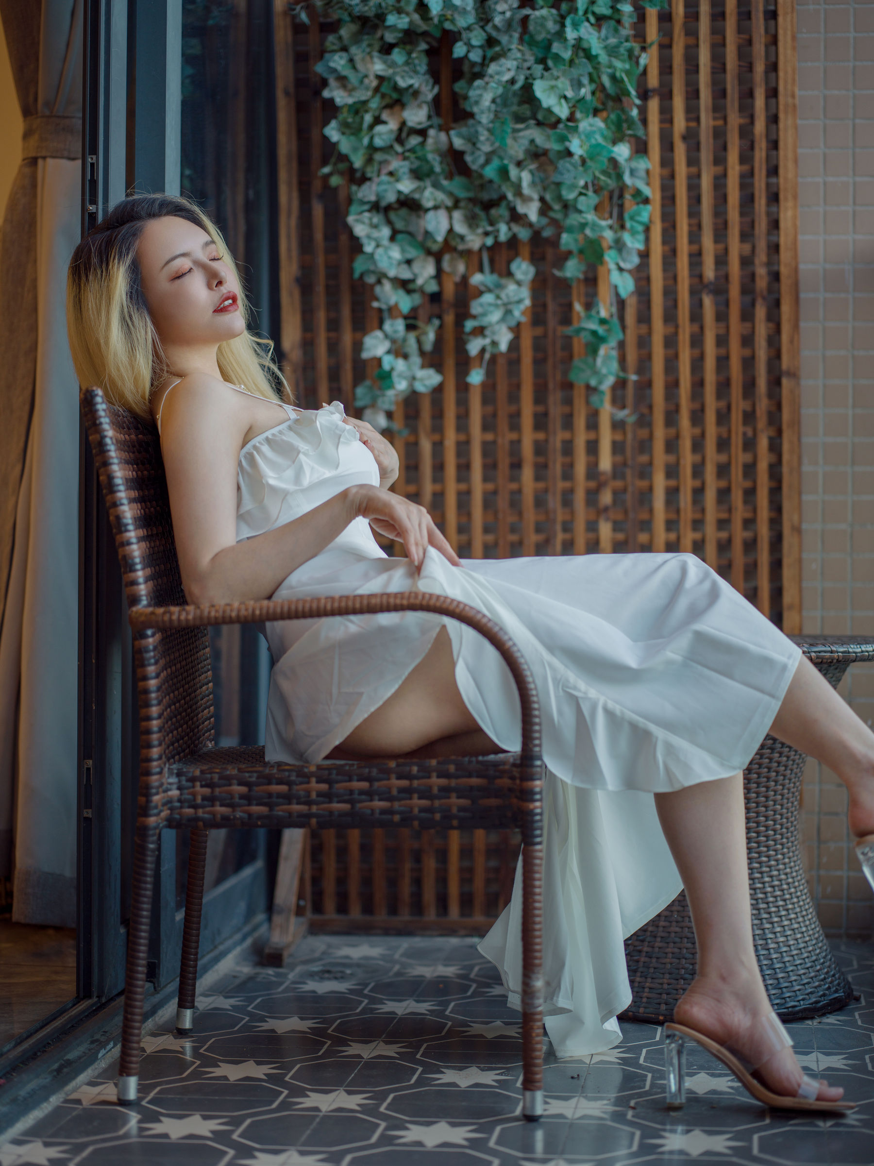 秋和柯基(夏小秋秋秋) – 白色连衣裙 [40P]