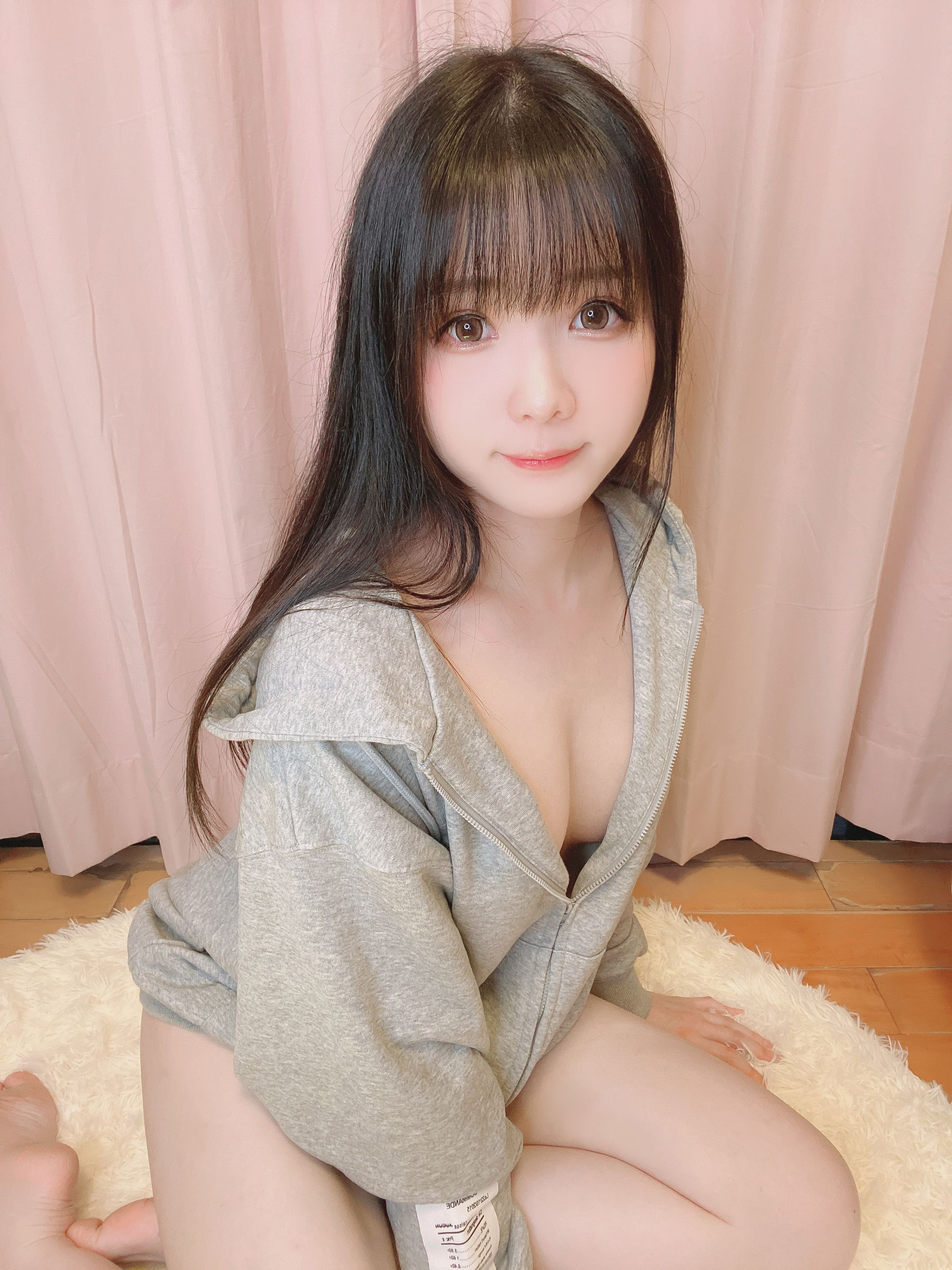 微博妹纸霜月shimo – 裸パーカー [15P]