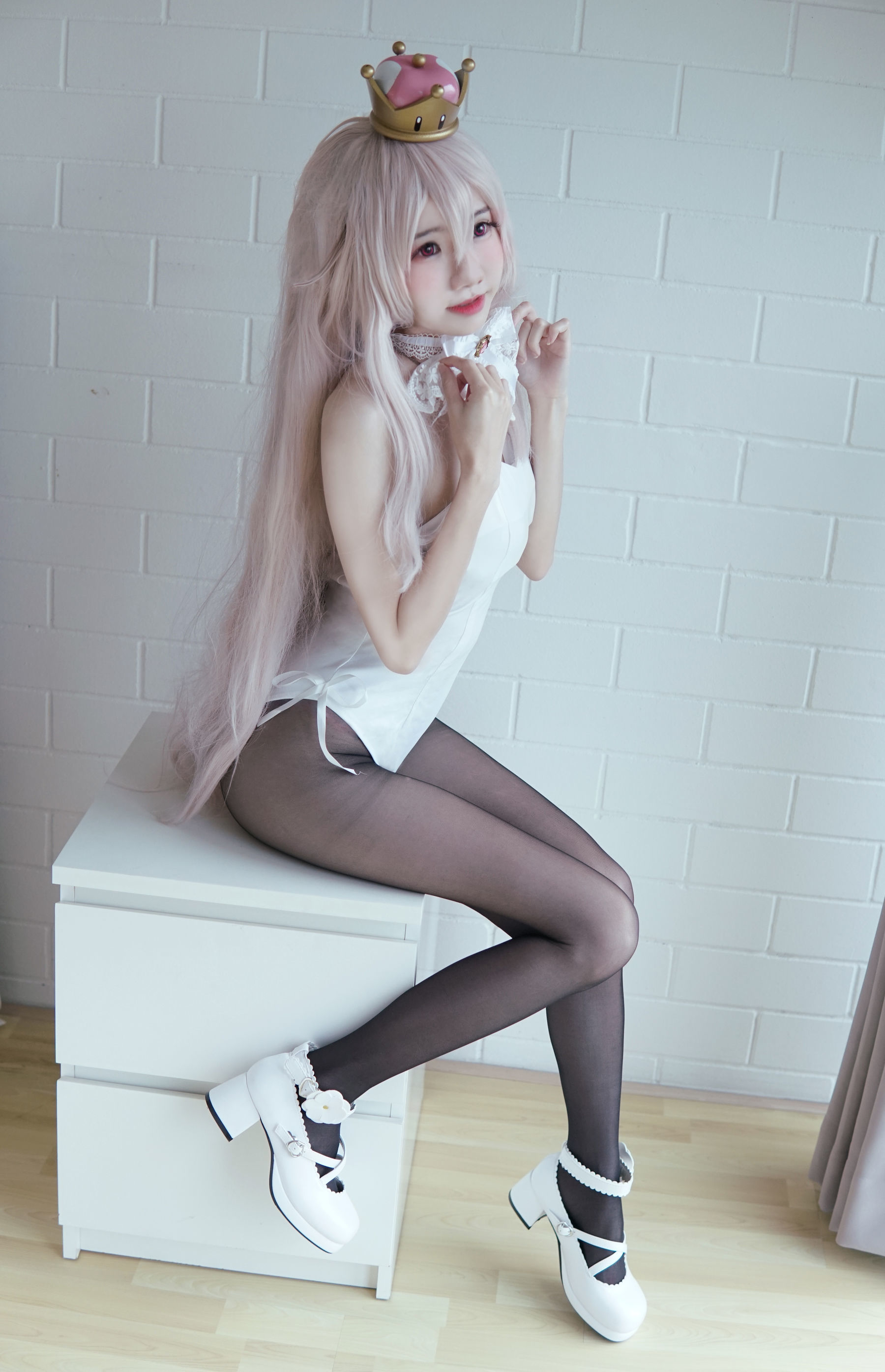 Sally Dorasnow – Super Crown Boo [18P]