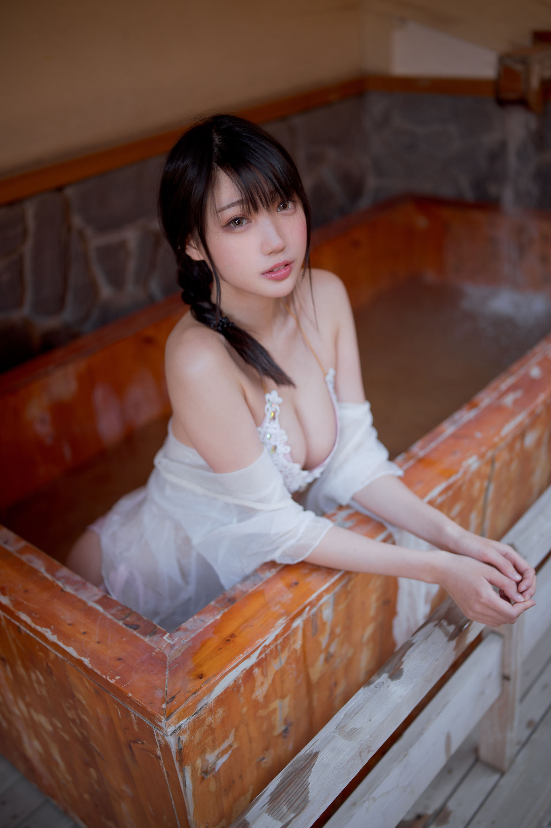 周叽是可爱兔兔 – 温泉女友 [28P]