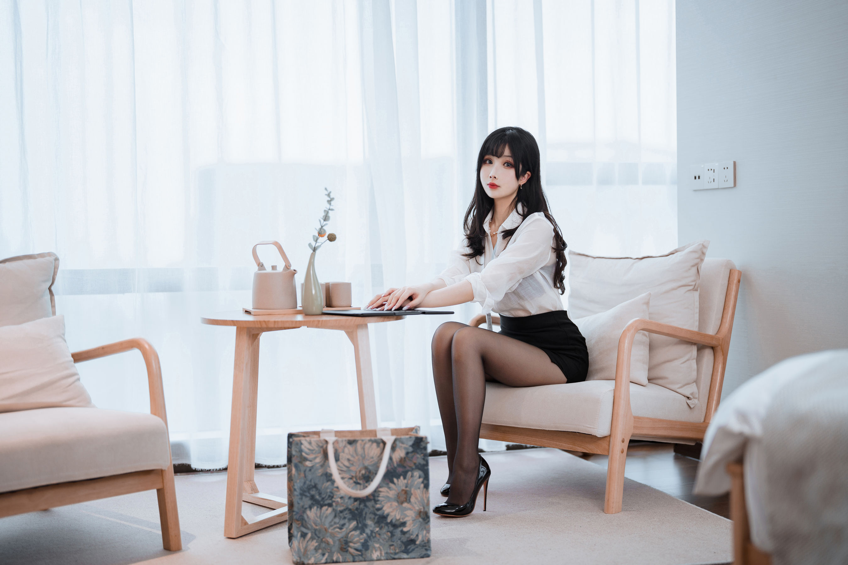 COS福利rioko凉凉子(肉扣热热子)&#038;面饼仙儿 – OL前辈 [51P]