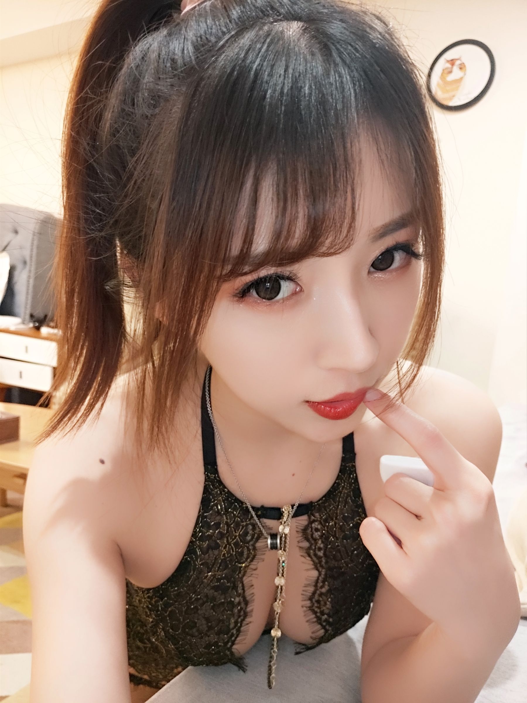 斗鱼主播小女巫露娜 – 蕾丝亮钻黑色长筒 [40P]