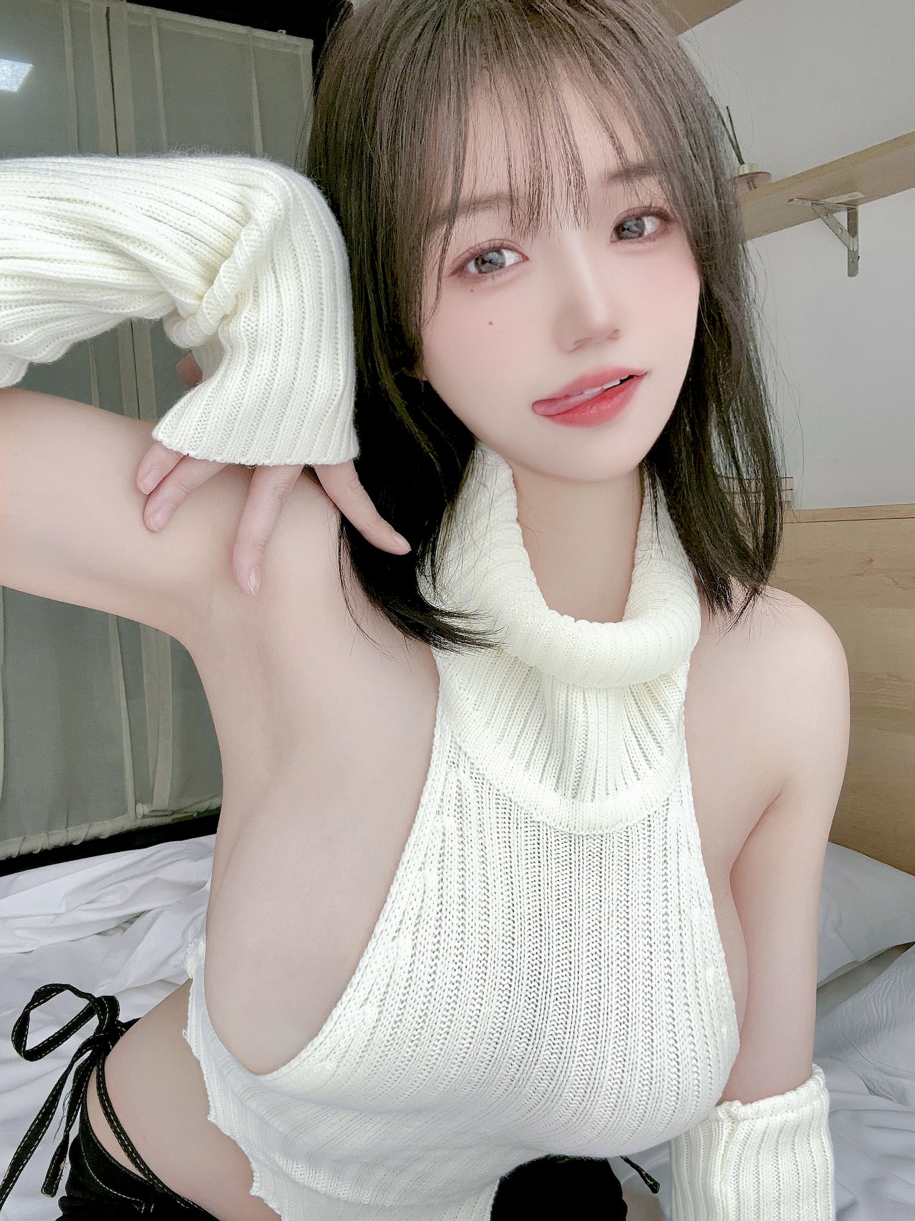 动漫博主小仓千代w 2022-12-14 白色露背毛衣 [31P]