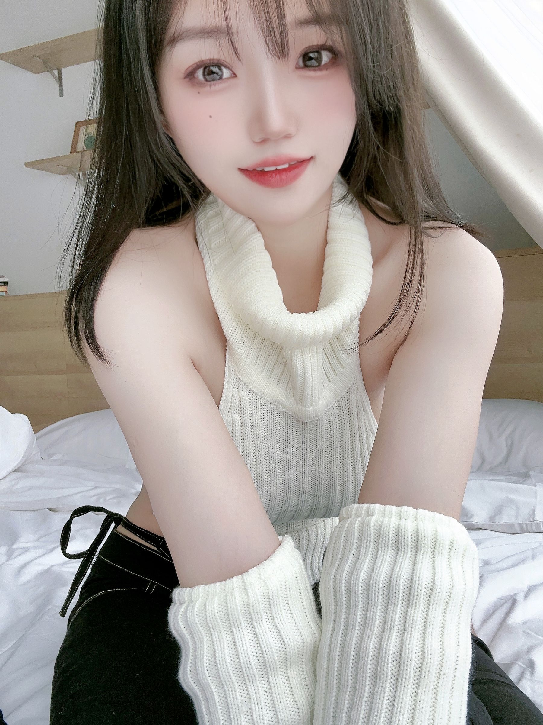 动漫博主小仓千代w 2022-12-14 白色露背毛衣 [31P]