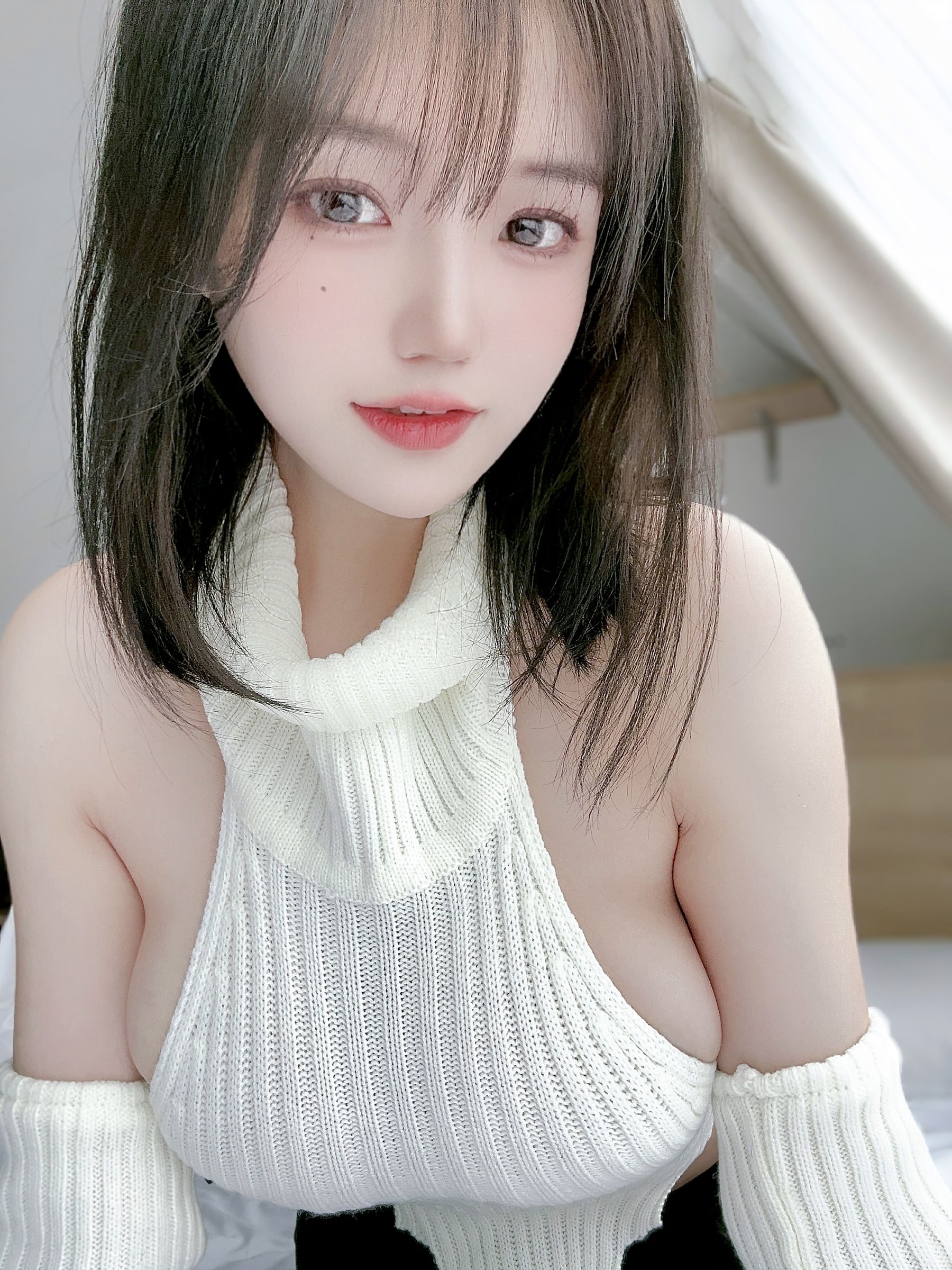 动漫博主小仓千代w 2022-12-14 白色露背毛衣 [31P]