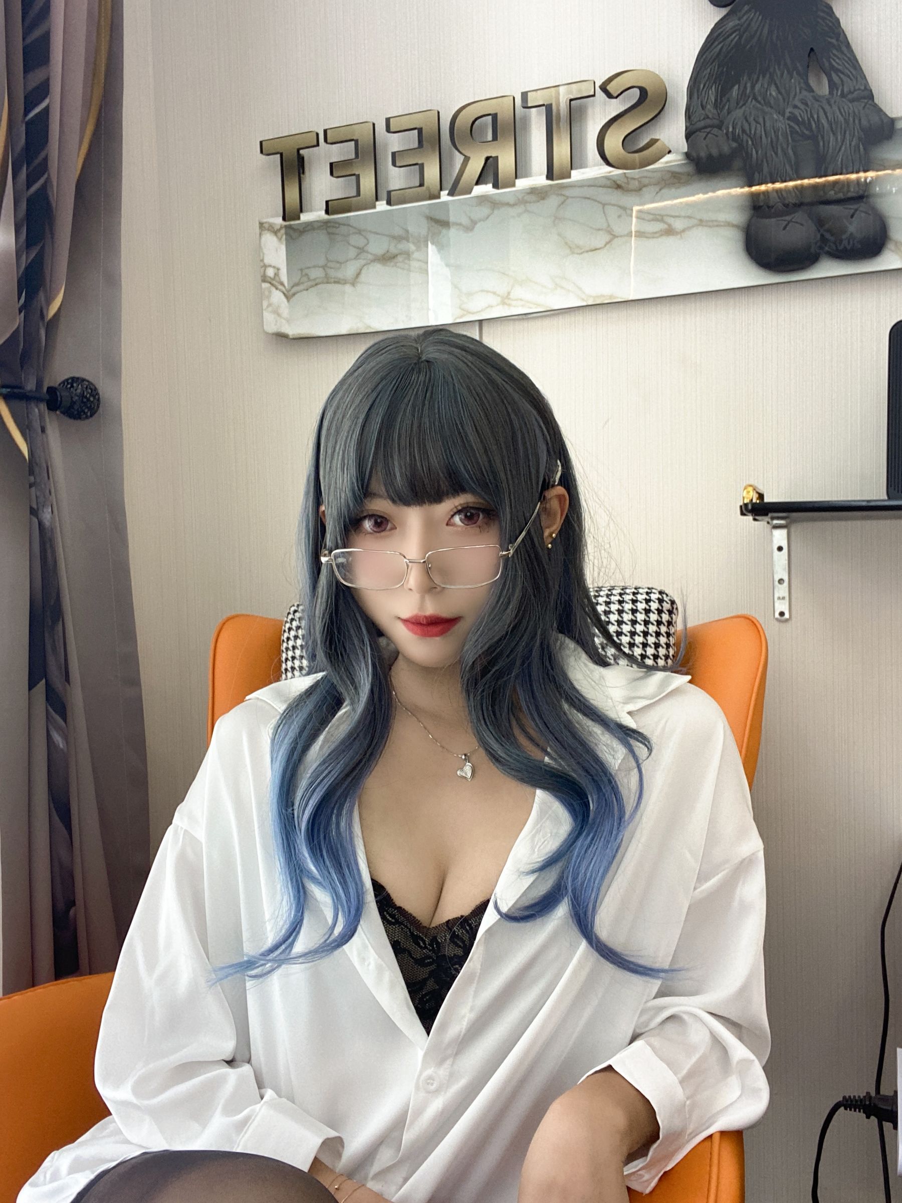 动漫博主Money冷冷 – 白衬衫 [84P]