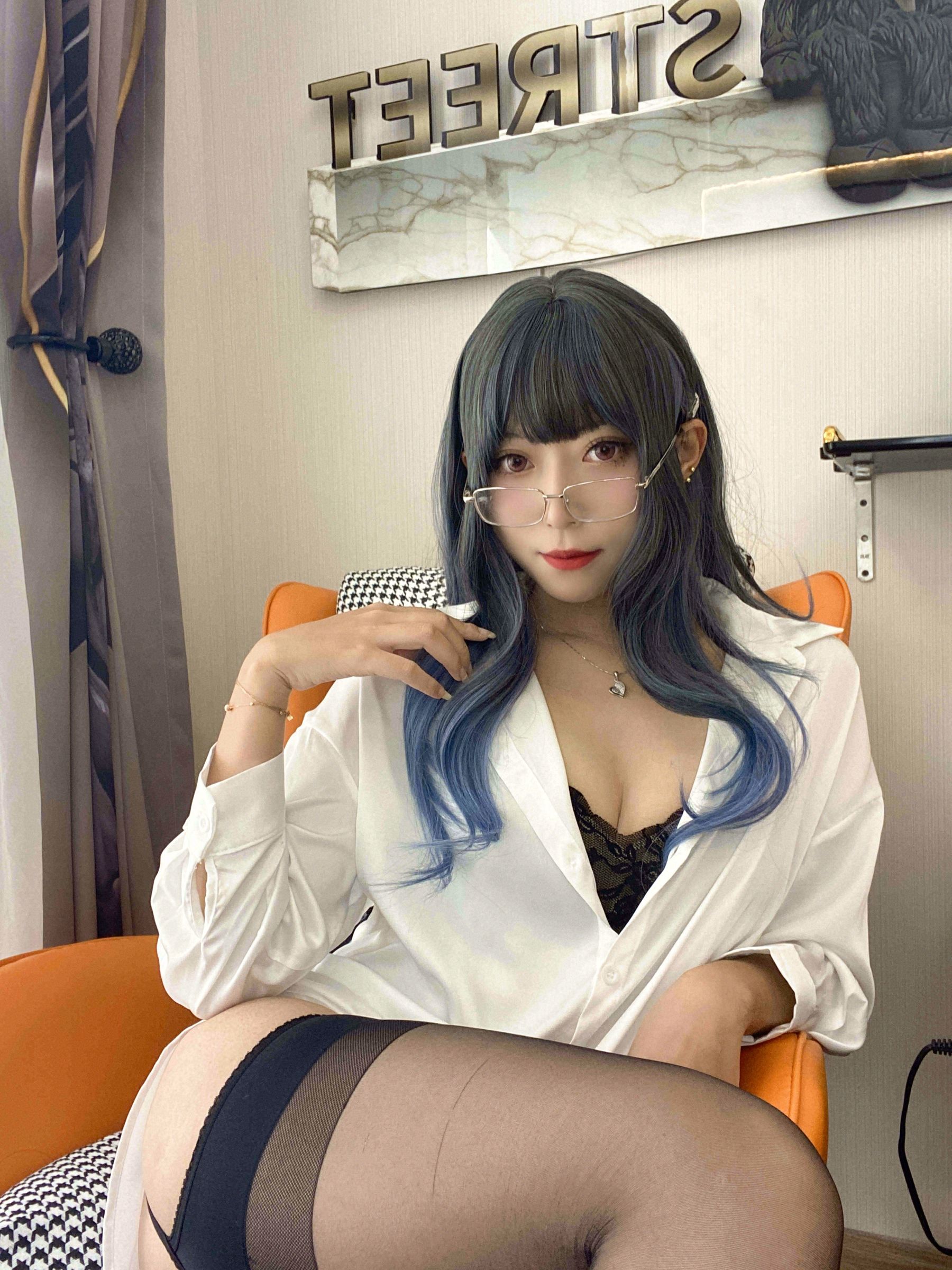 动漫博主Money冷冷 – 白衬衫 [84P]