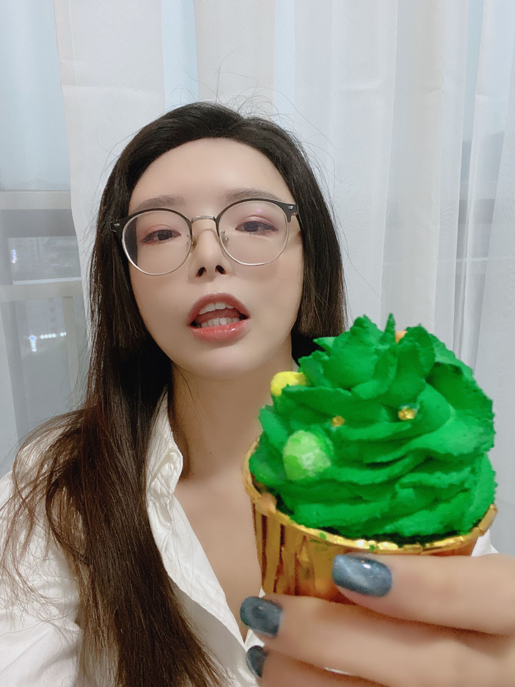 秋和柯基(夏小秋秋秋) – 圣诞自拍 [15P]