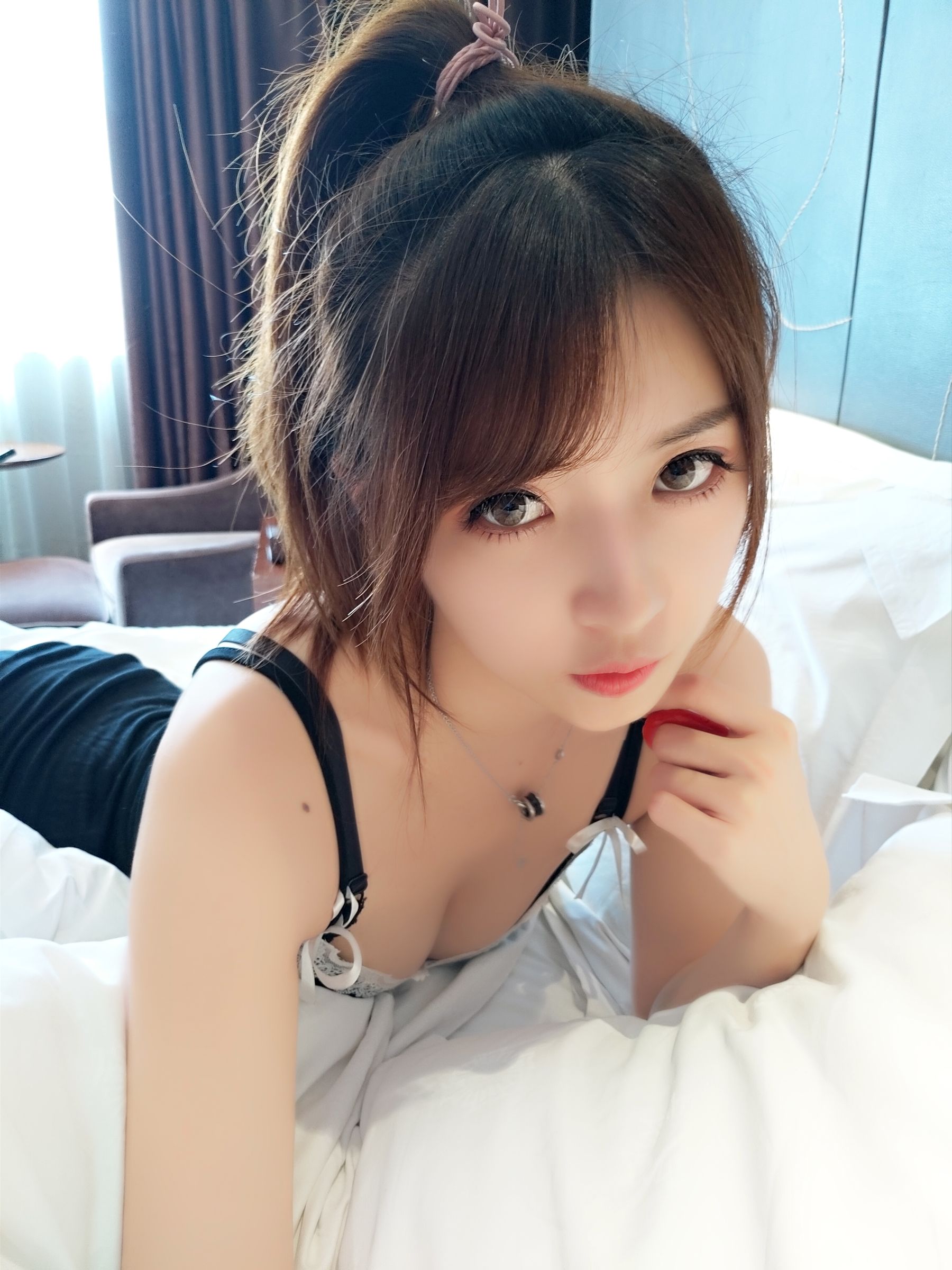 斗鱼主播小女巫露娜 – 黑色吊带裙 [36P]