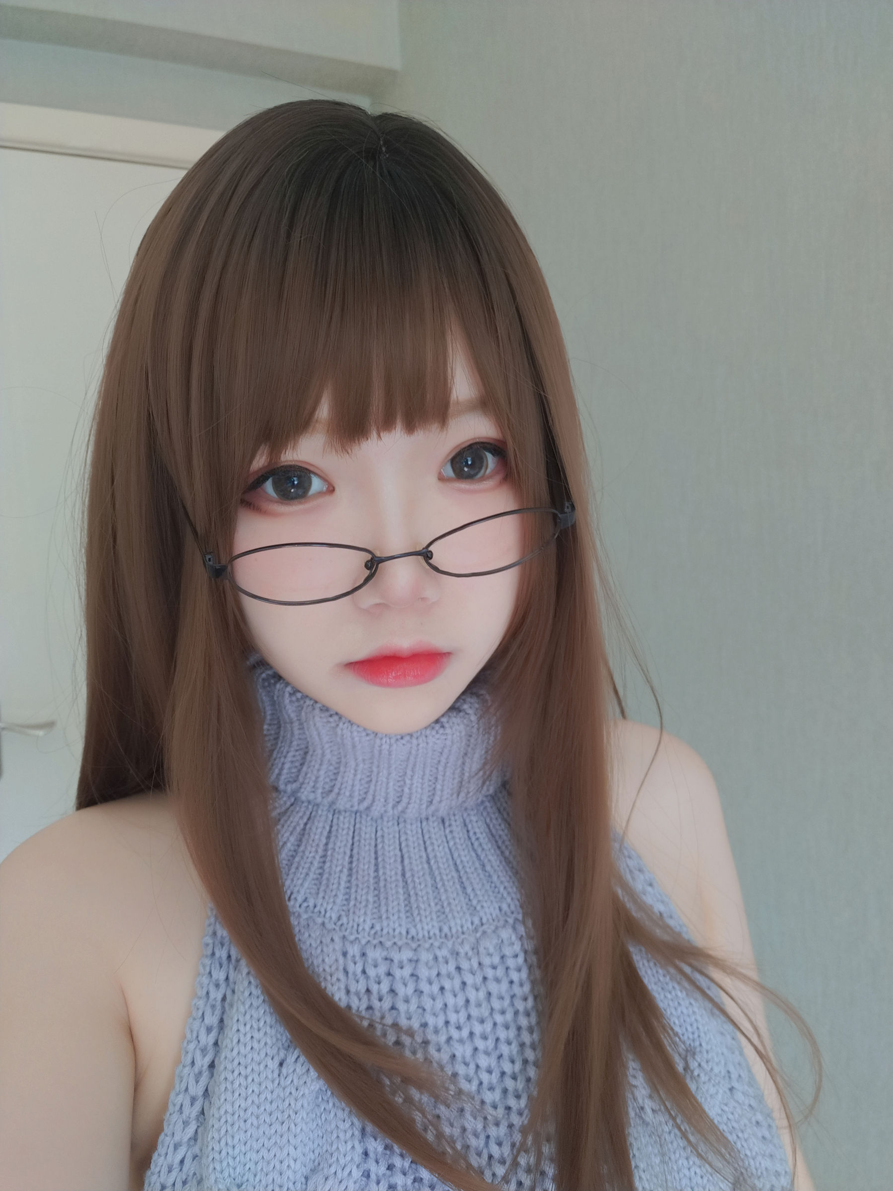 动漫博主雪晴Astra – 黑丝漏背毛衣 [151P]