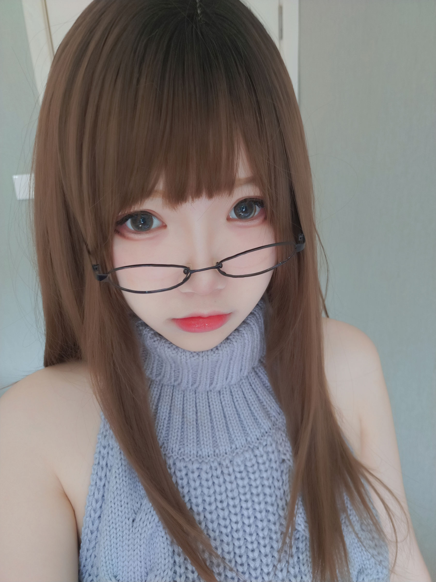 动漫博主雪晴Astra – 黑丝漏背毛衣 [151P]