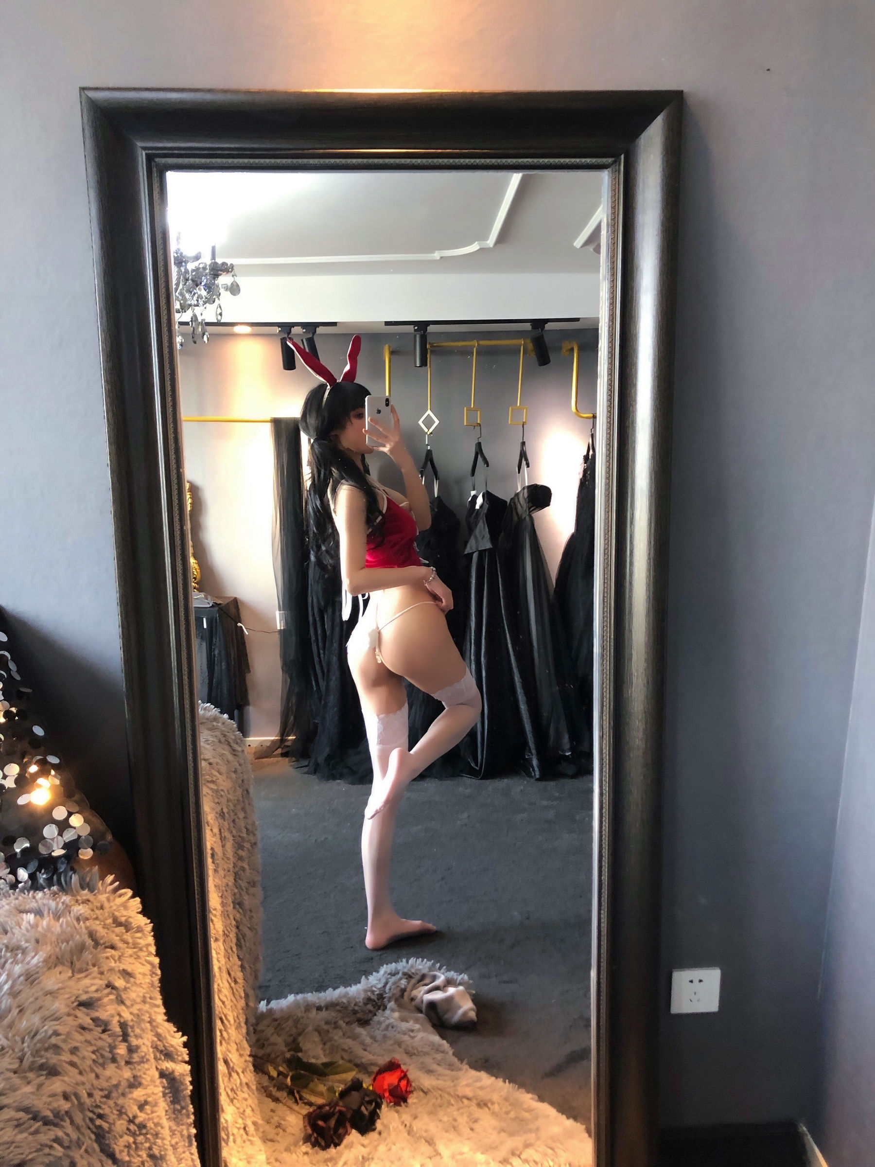 动漫博主阿包也是兔娘 – 红色兔兔 [11P]