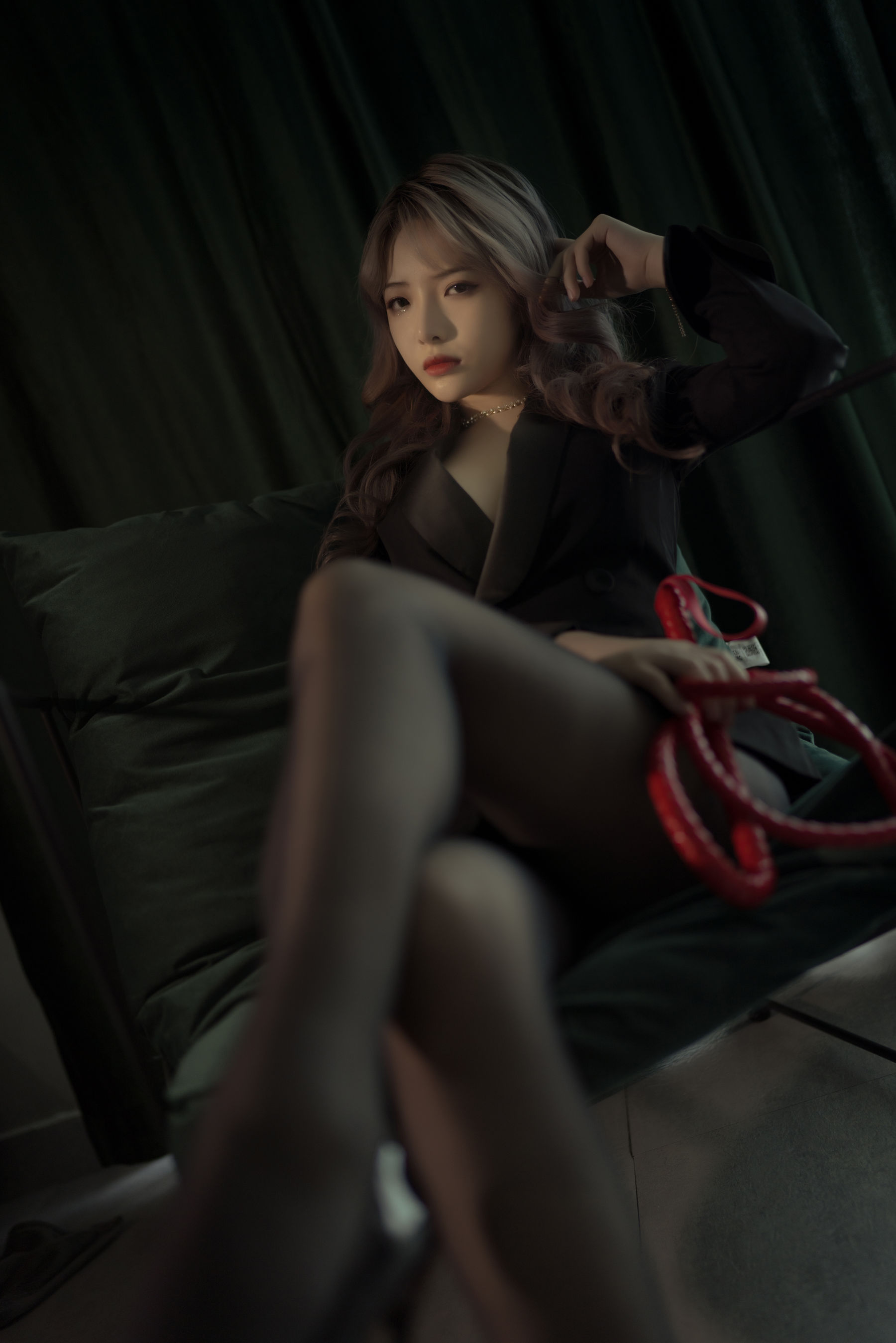 [Cosplay写真] 动漫博主雯妹 – 黑丝西装 [25P]