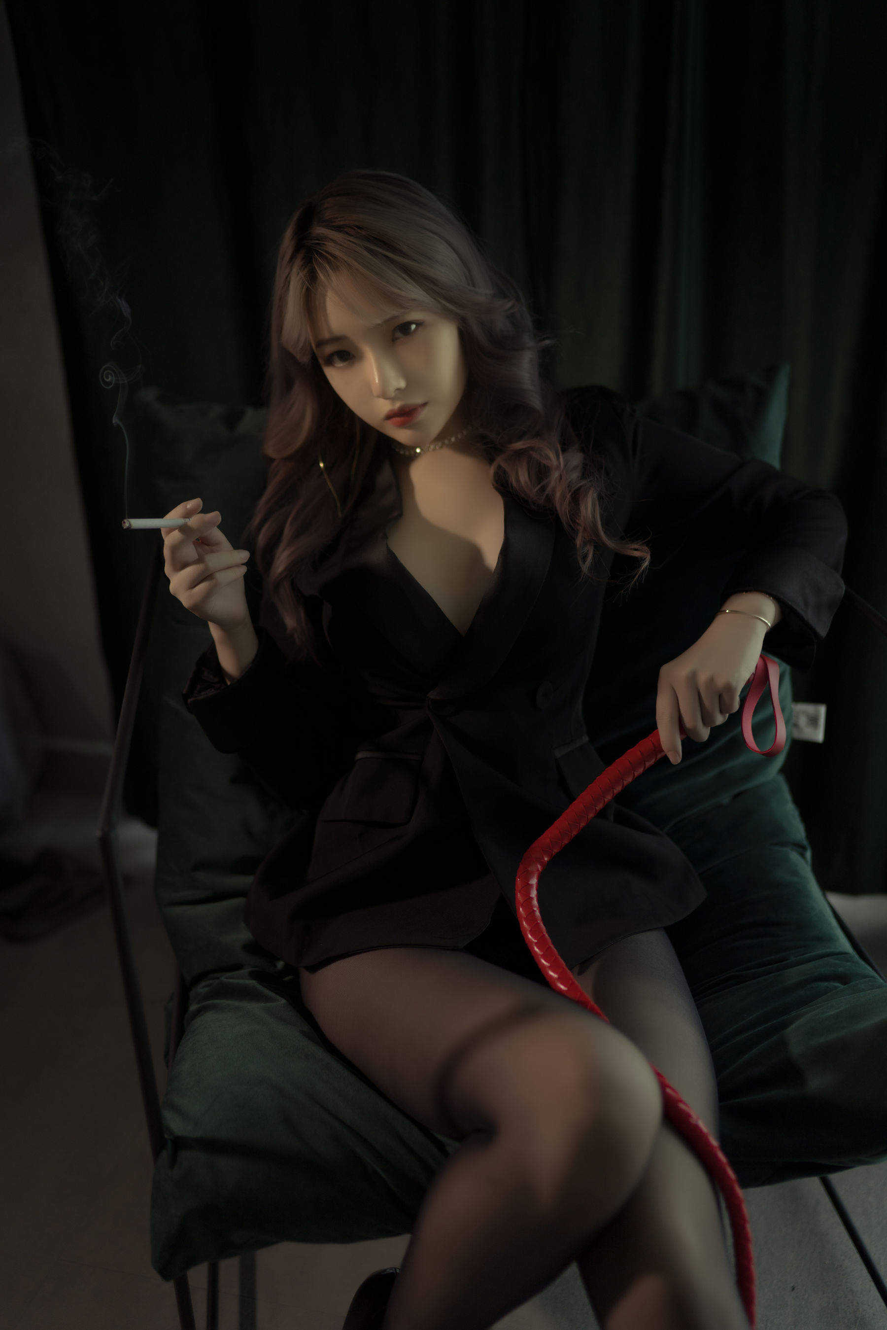 [Cosplay写真] 动漫博主雯妹 – 黑丝西装 [25P]