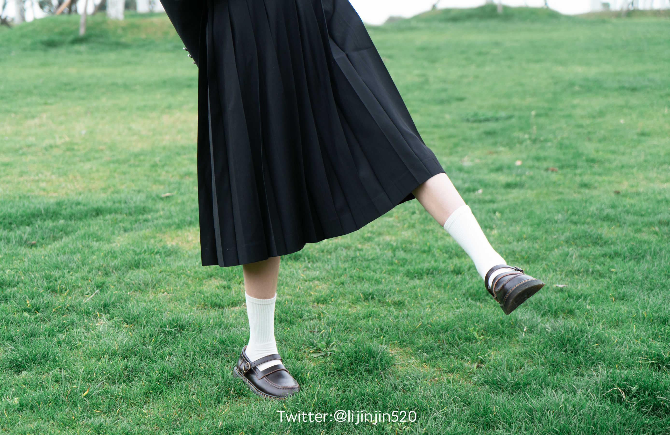 梨瑾瑾 – 户外黑长服 [20P]