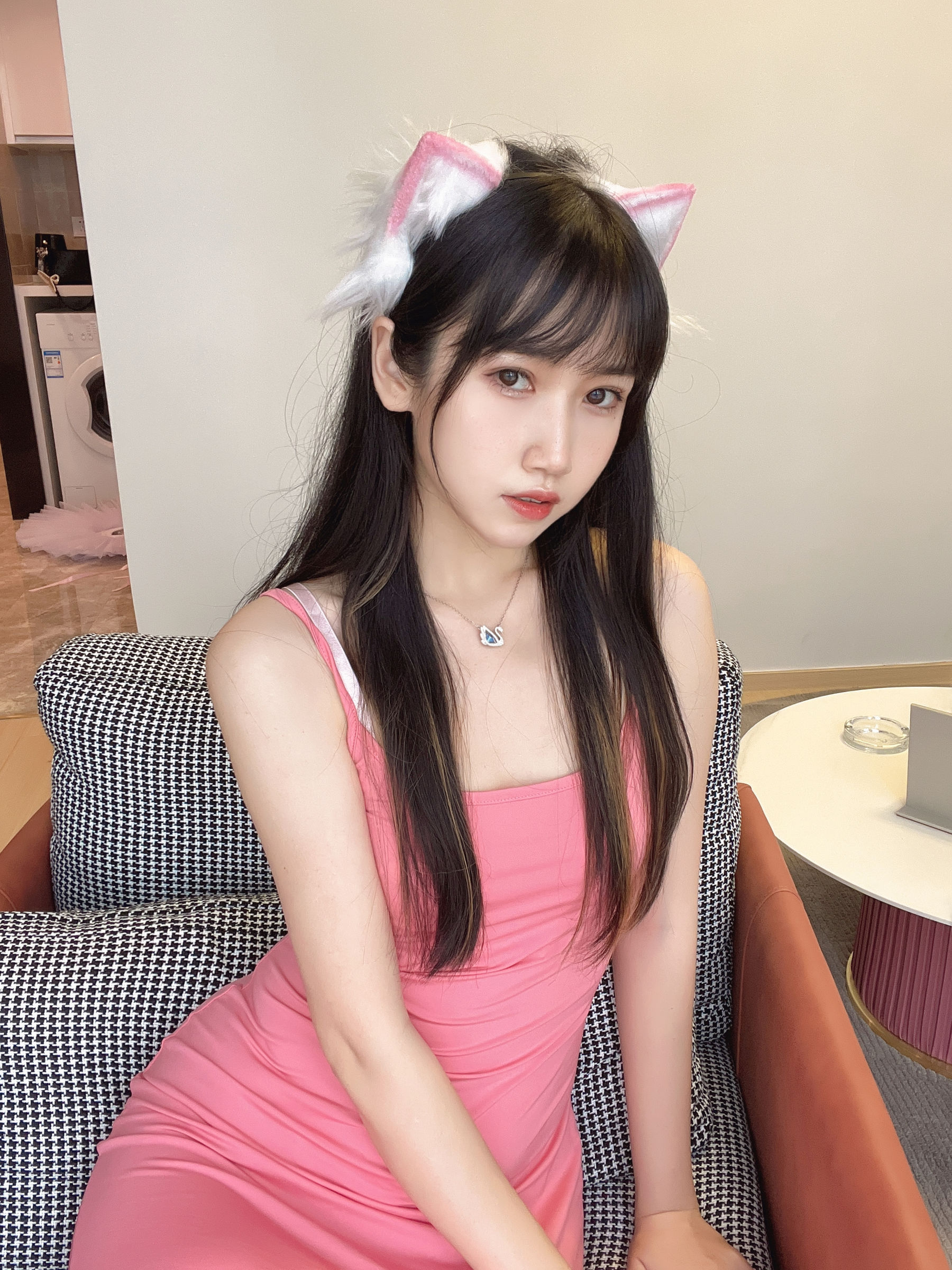 微博人气Coser不呆猫 – 浴室粉色激凸人妻 [39P]