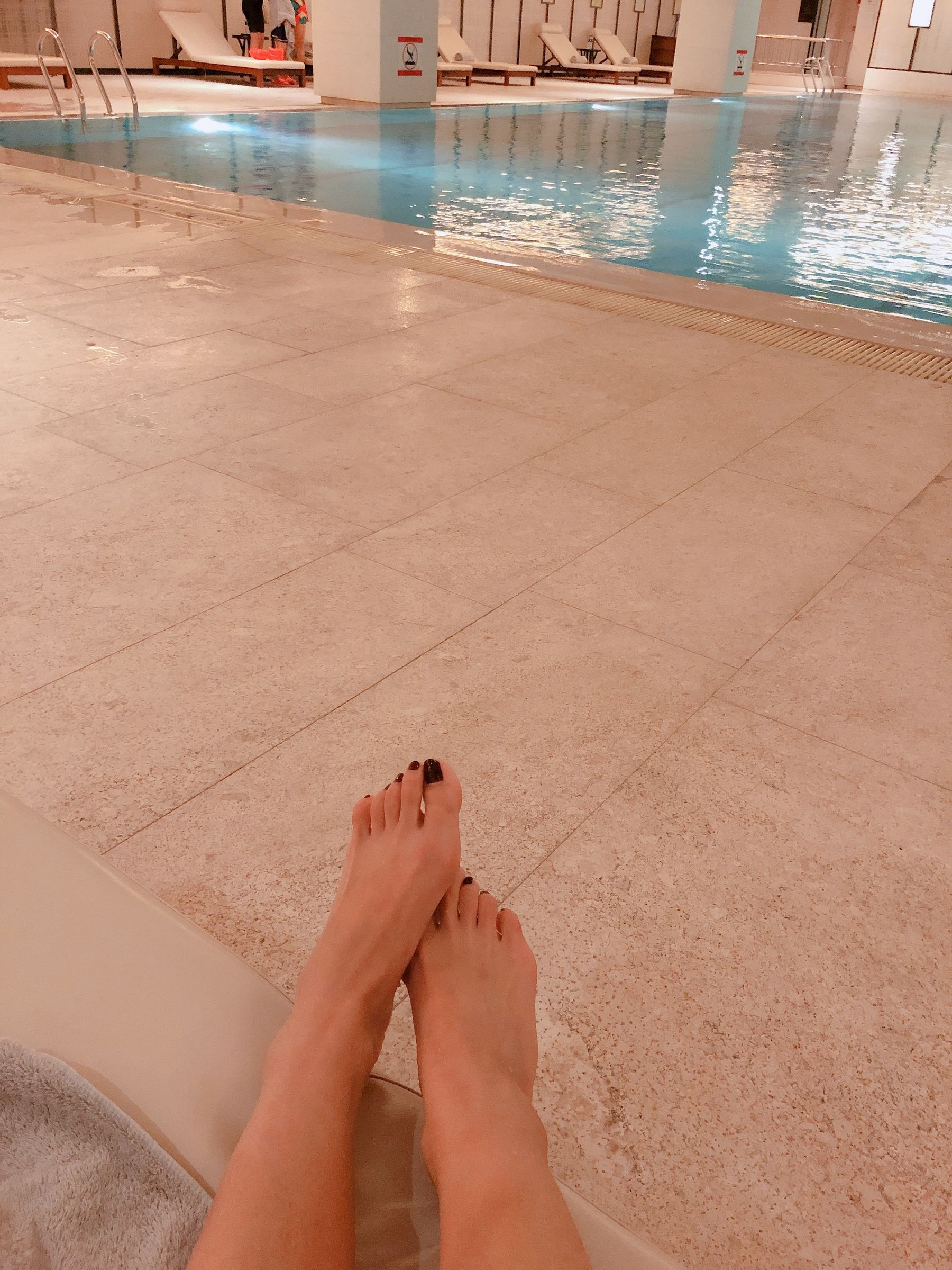 安乔乔儿(Nia乔乔) No.012 泳池裸足 [140P]