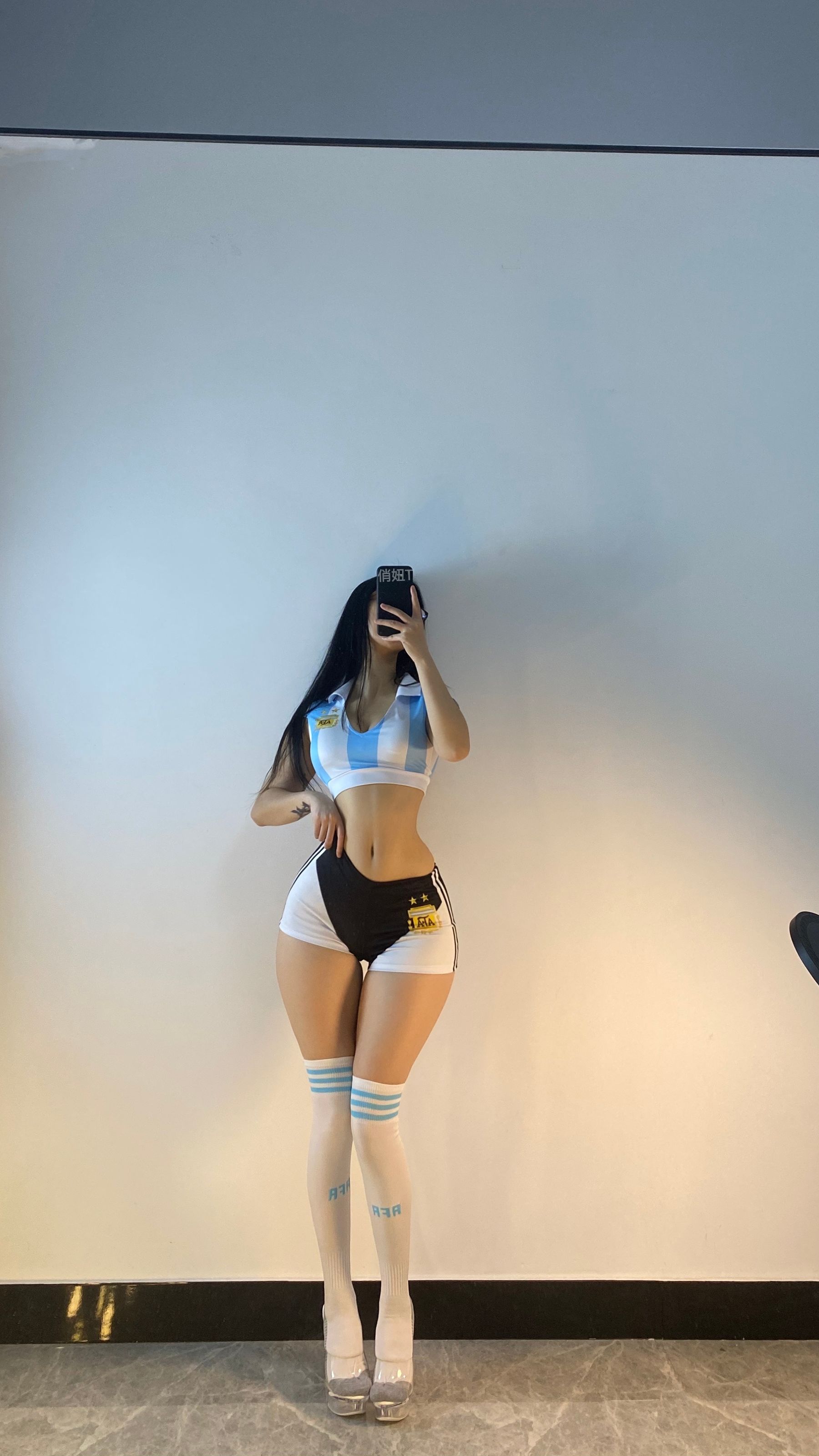 俏妞qiaoniuTT – 进来看球 [32P]