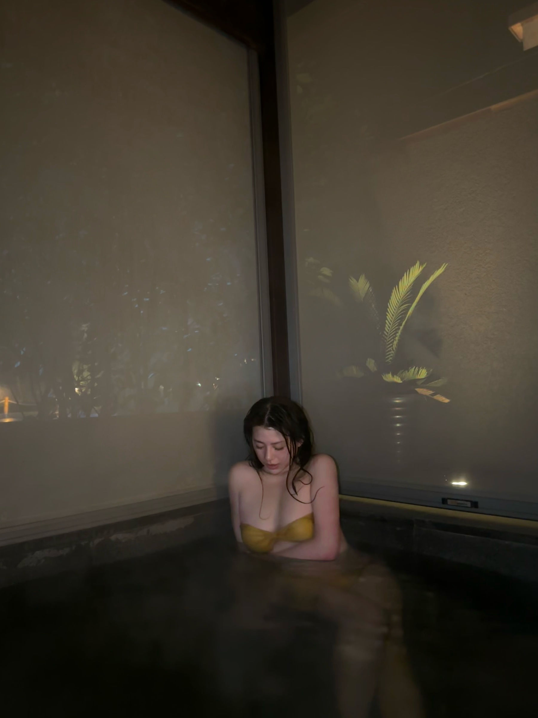 奶宝妹纸 – 深夜游泳池 [24P]