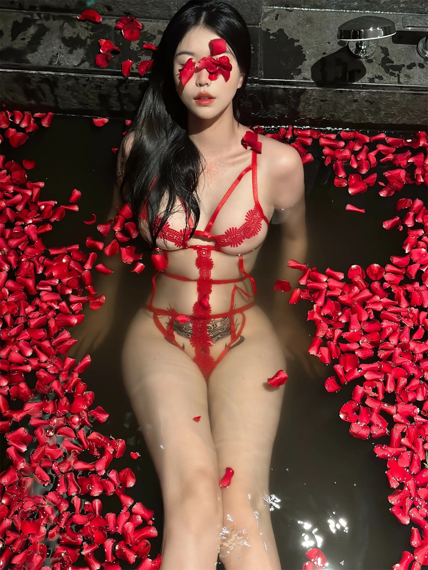 鱼神 – 浴池红色情趣 [29P]