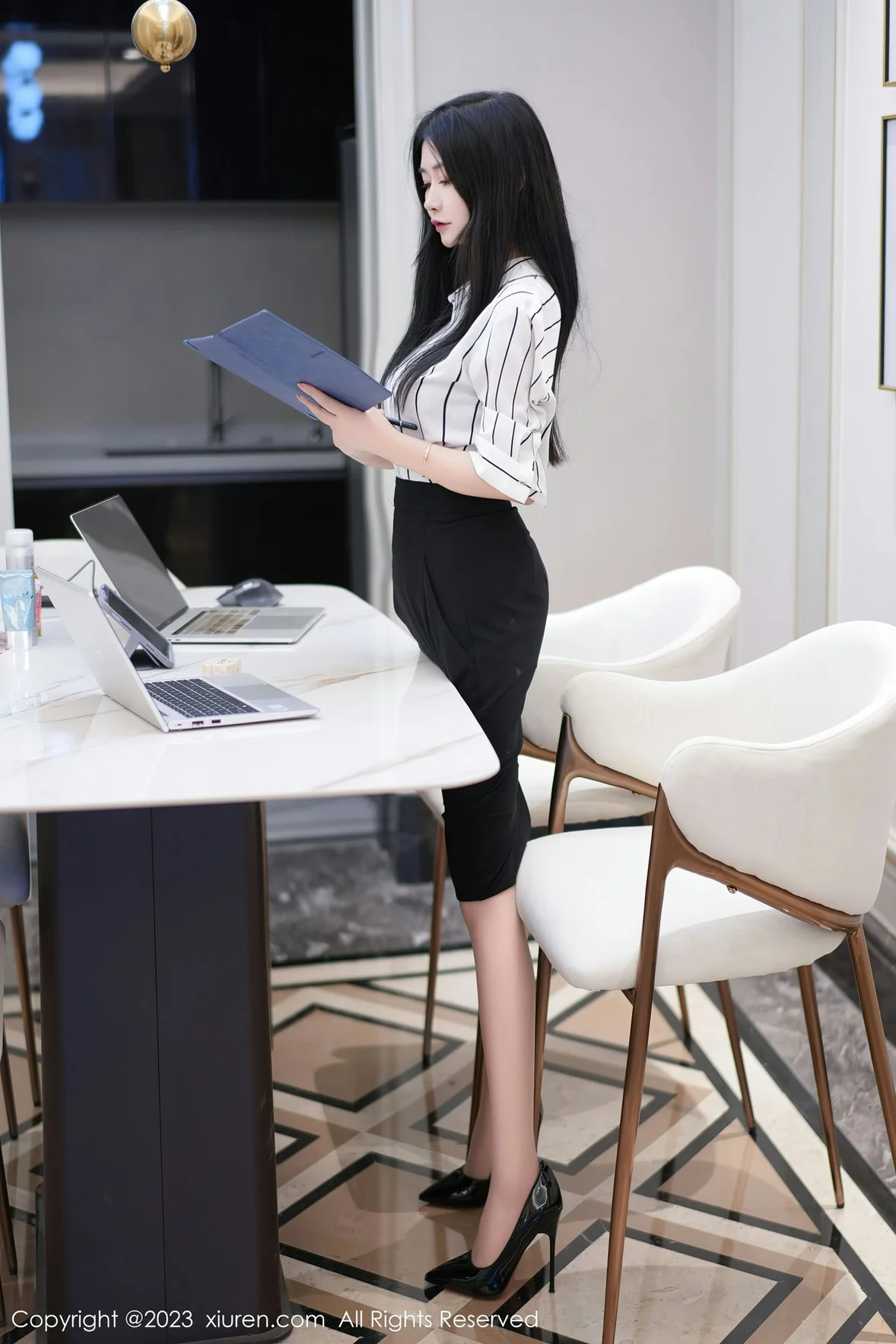 XiuRen 秀人 No.6845 laura阿姣 妩媚欲滴性感写真 [74P]