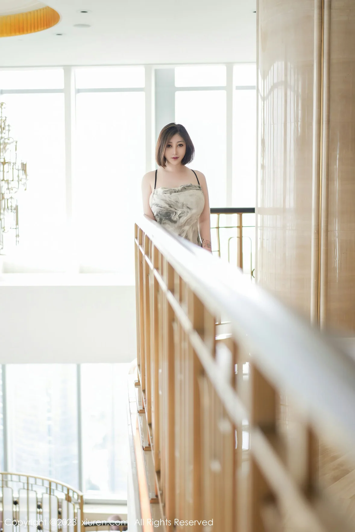 XiuRen 秀人 No.6846 妲己_Toxic 浅灰色吊带长裙性感写真1 [65P]