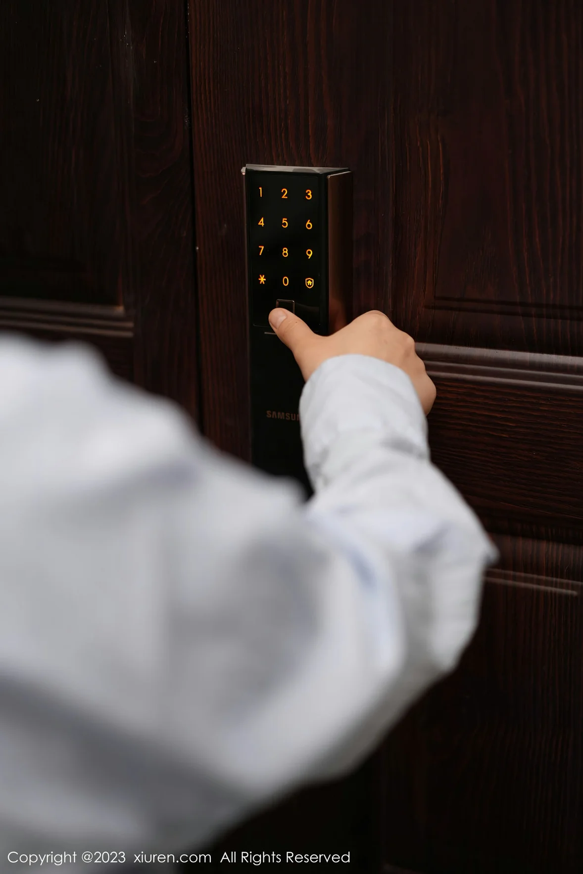 XiuRen 秀人 No.6922 laura阿姣 表弟来我家 [78P]