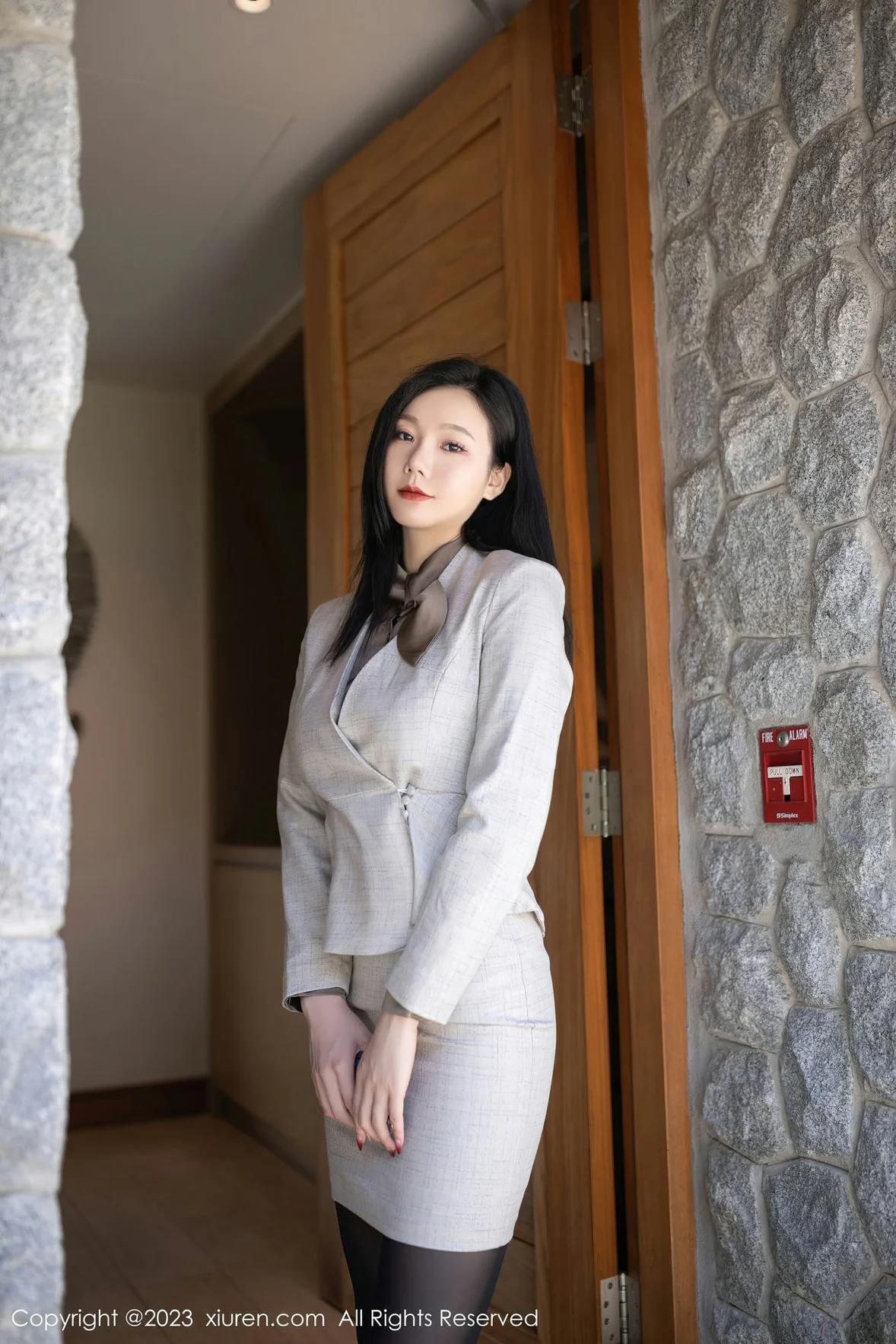 XiuRen 秀人 No.6951 安然anran 灰色职业Ol泰国旅拍 [80P]