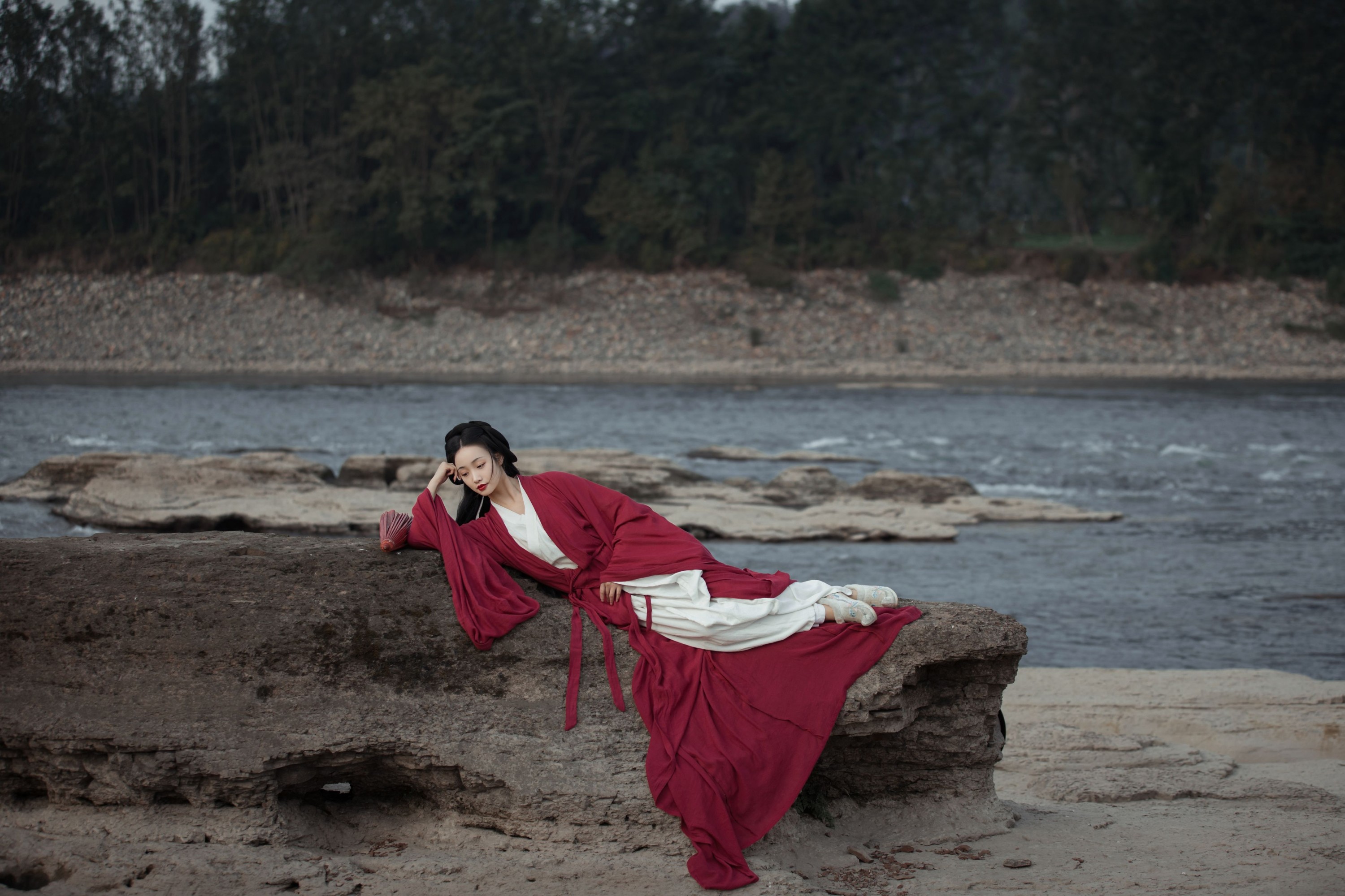 凌子兮 – 《踏莎行》[24P]