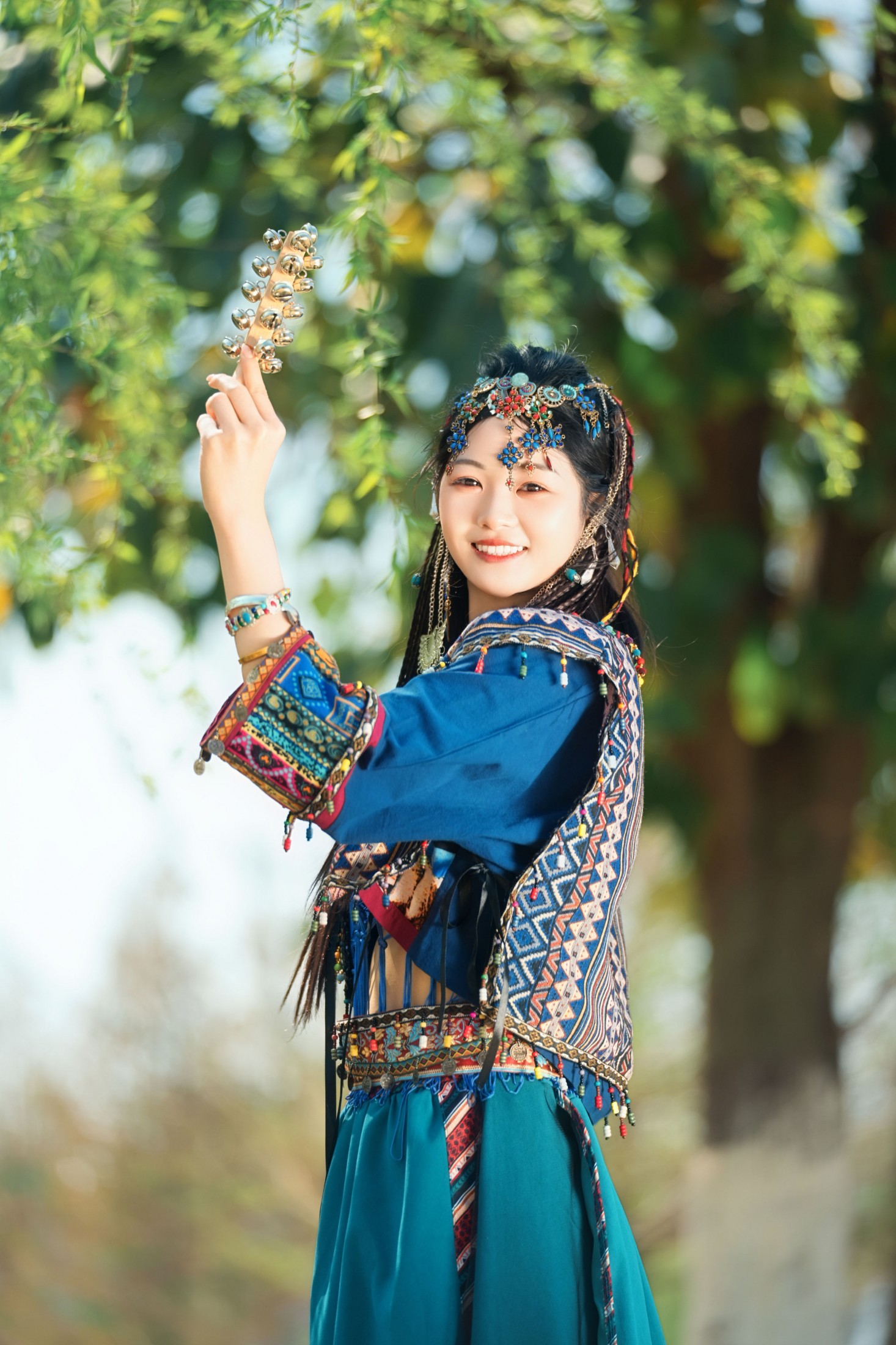 晓蓝 – 《苗疆少女 森林中发光》[24P] 插图1
