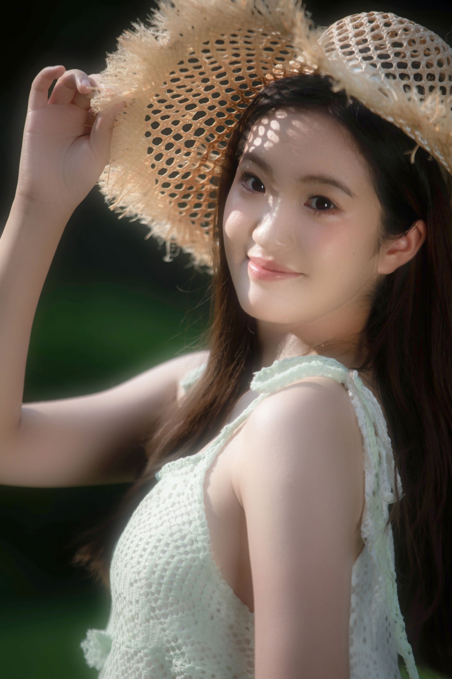 小雅 – 《草地上的少女》[16P] 插图1