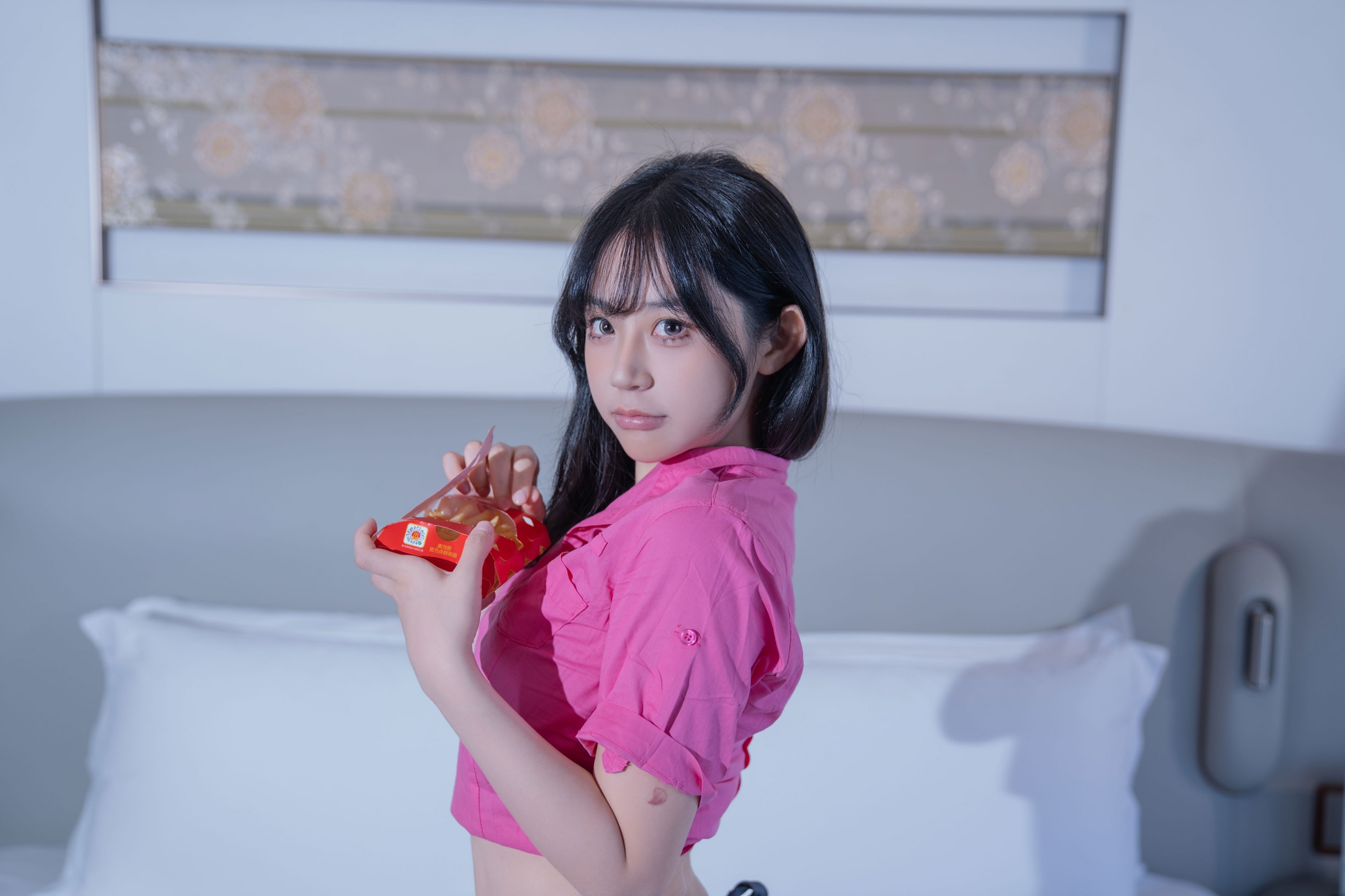 一元同学Jodie – 《绯色慵懒：独处时光的微醺格调》[45P]