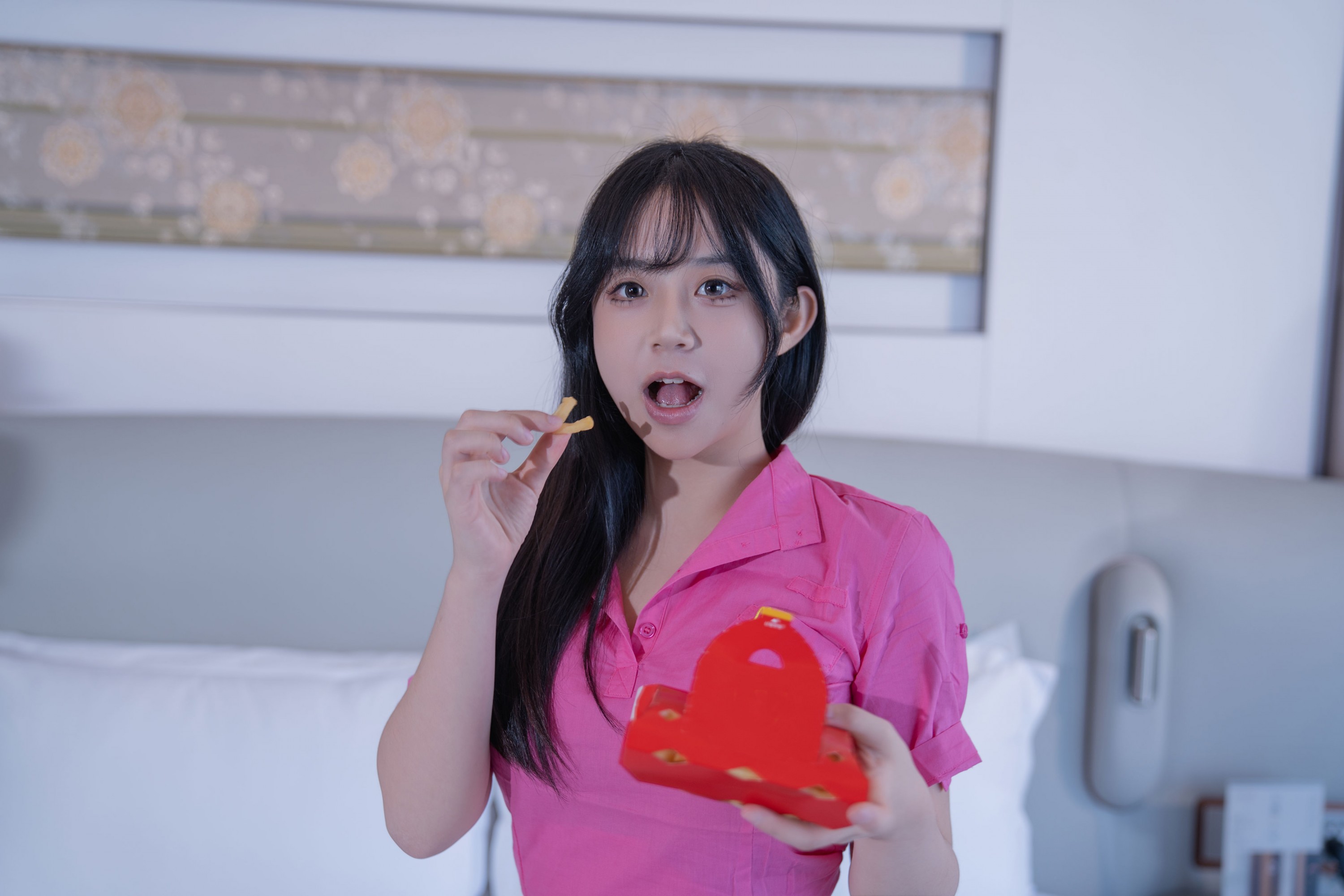 一元同学Jodie – 《绯色慵懒：独处时光的微醺格调》[45P]