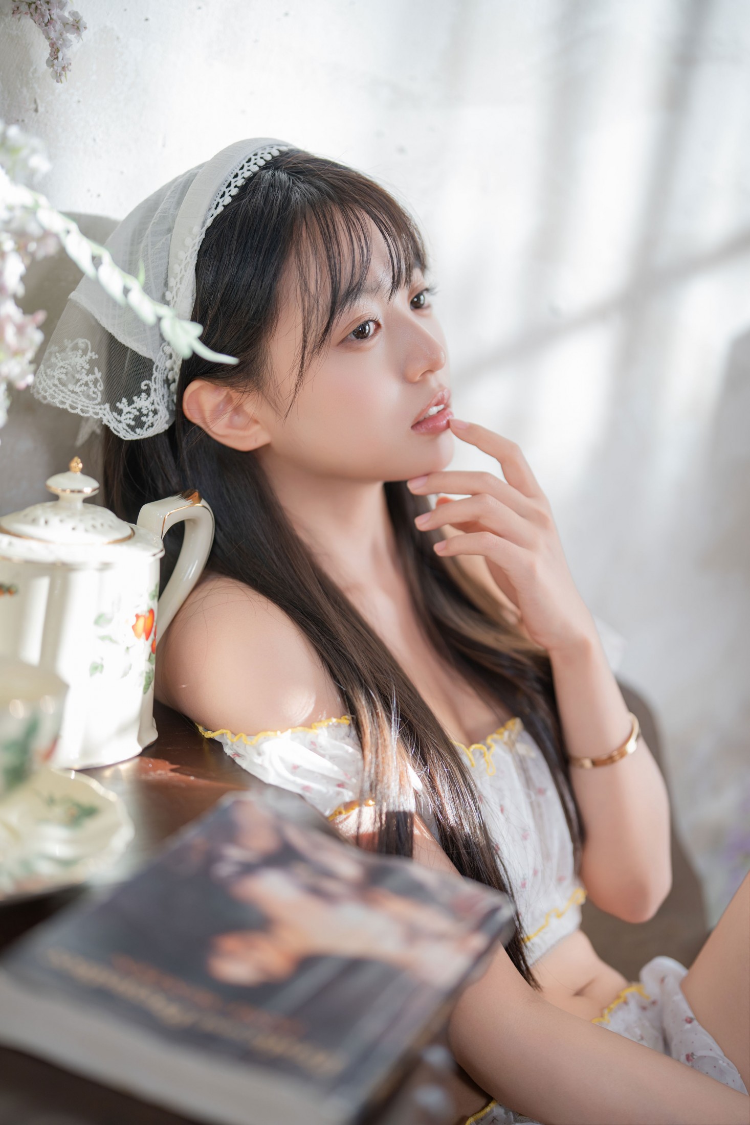 小亿 – 《春日私语：蕾丝与光斑的温柔叙事》[46P]